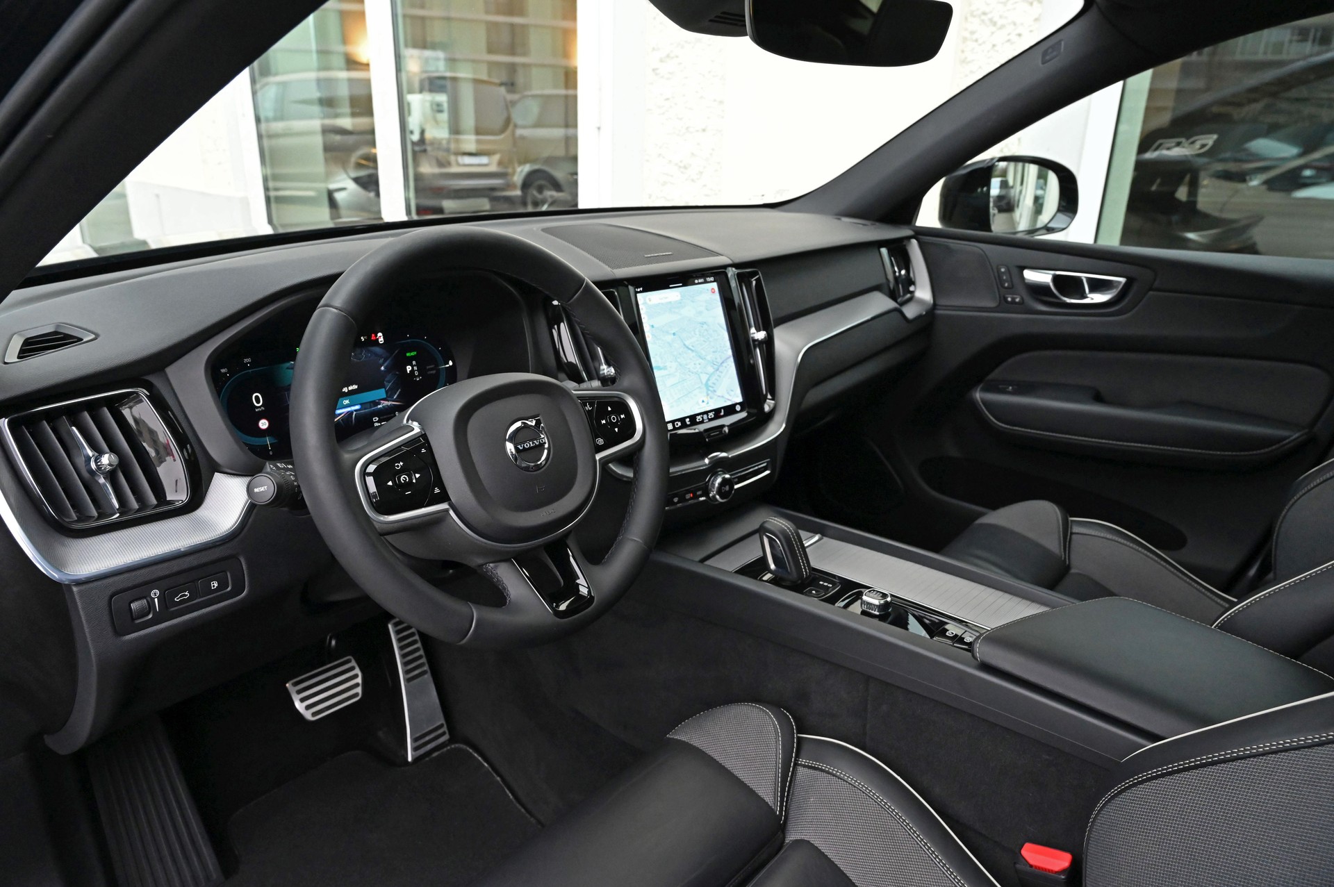 VOLVO XC60 T6 eAWD R-Design Dark Geartronic-image-11