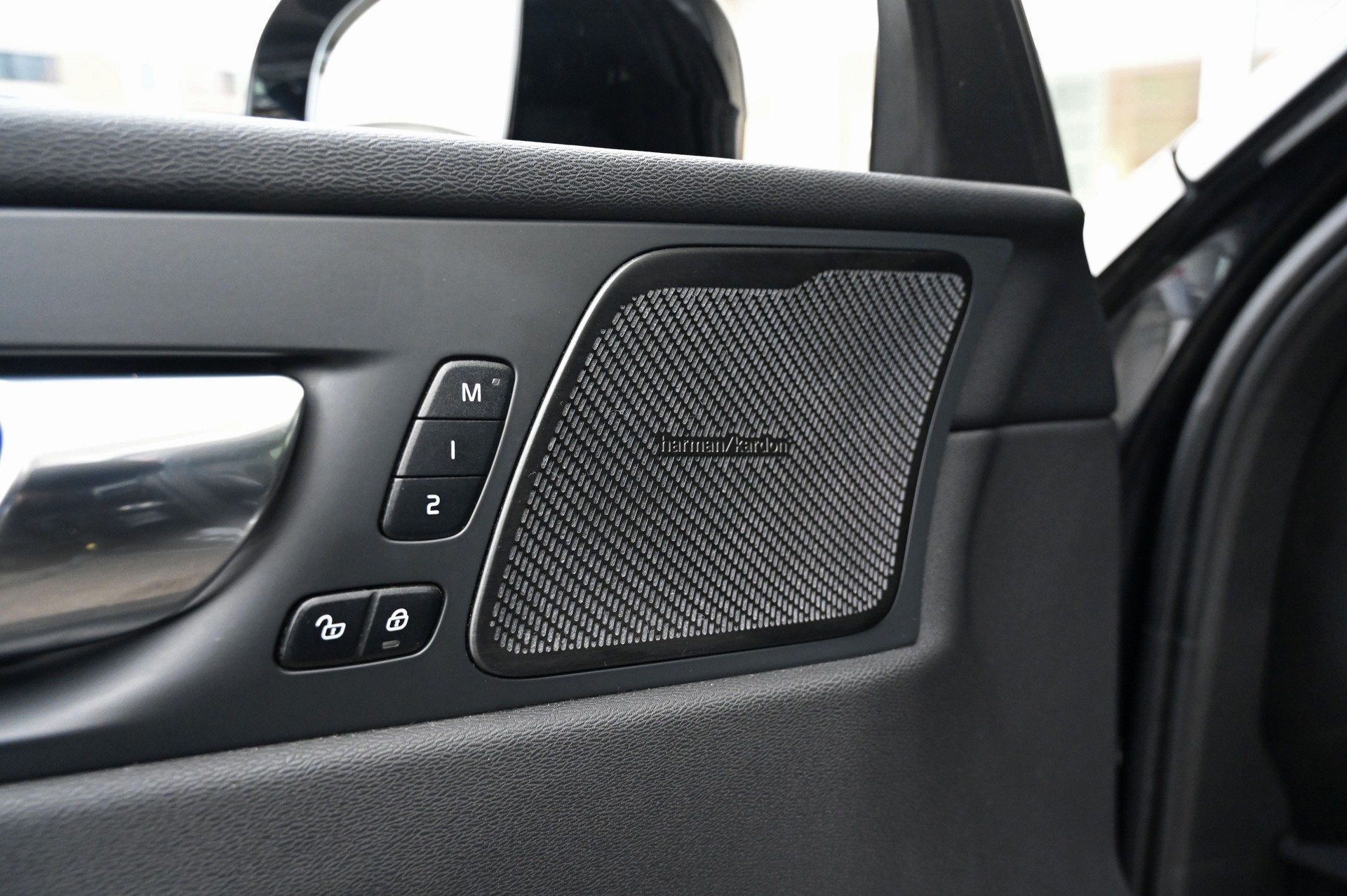 VOLVO XC60 T6 eAWD R-Design Dark Geartronic-image-12