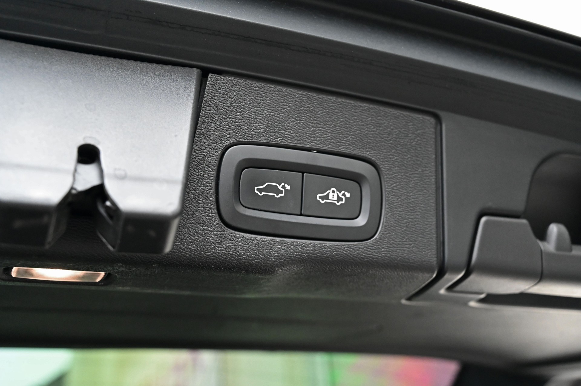 VOLVO XC60 T6 eAWD R-Design Dark Geartronic-image-8