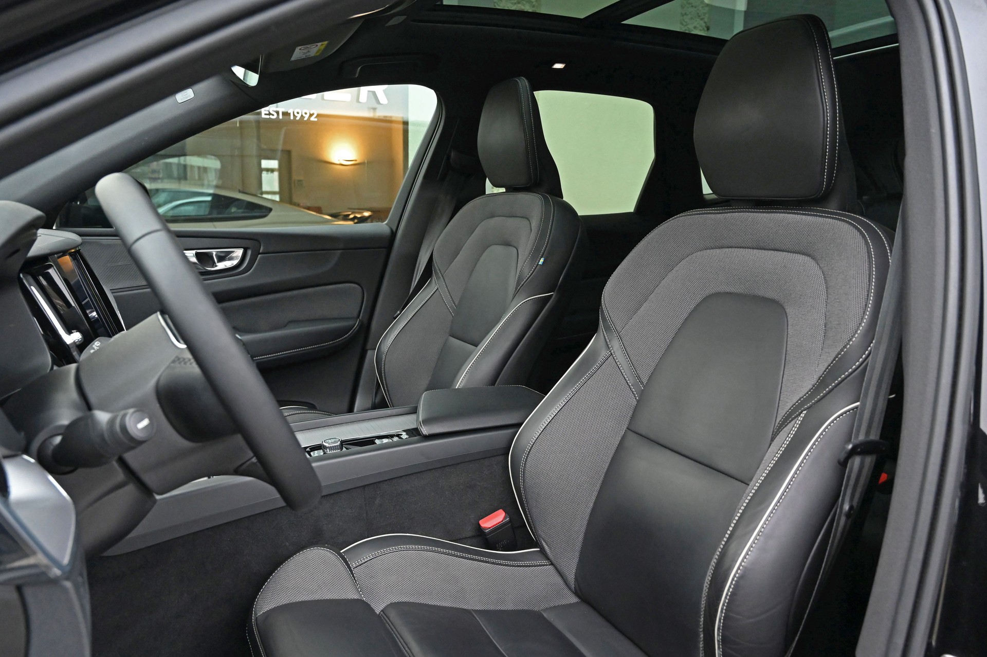 VOLVO XC60 T6 eAWD R-Design Dark Geartronic-image-10