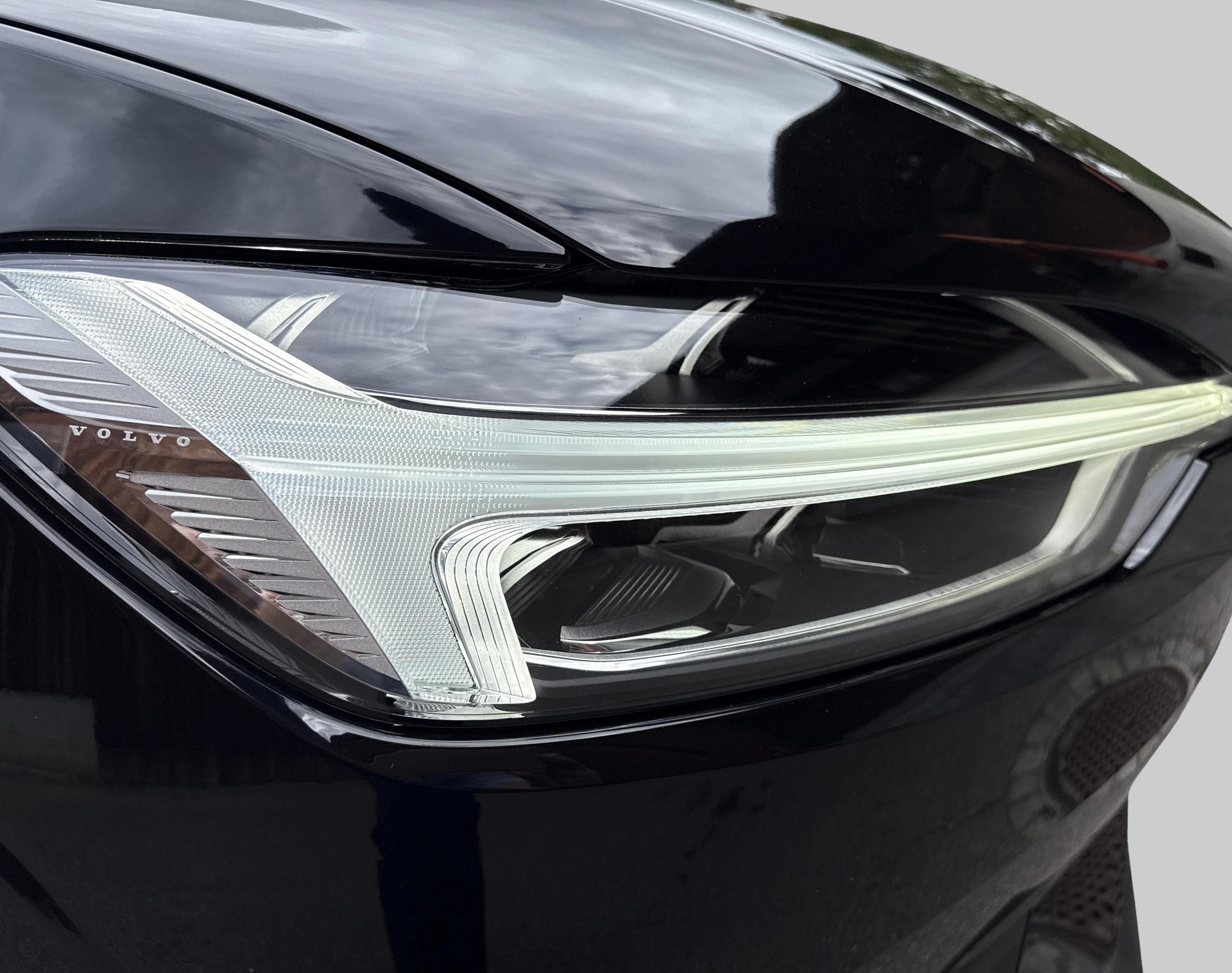 VOLVO XC60 2.0 B4 MH Momentum AWD-image-17
