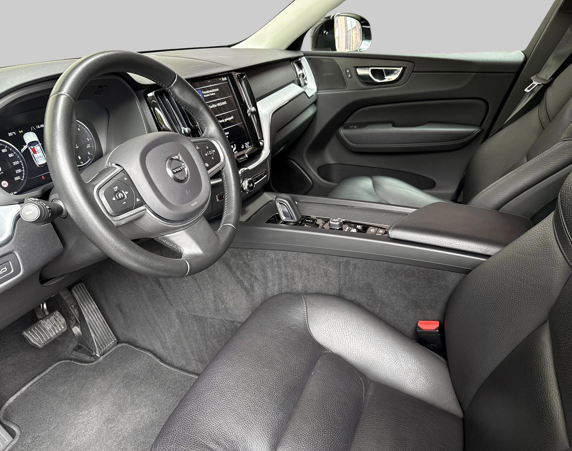 VOLVO XC60 2.0 B4 MH Momentum AWD-image-2