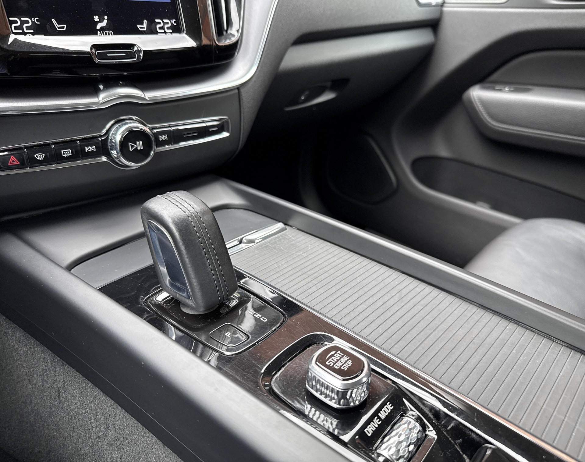 VOLVO XC60 2.0 B4 MH Momentum AWD-image-16