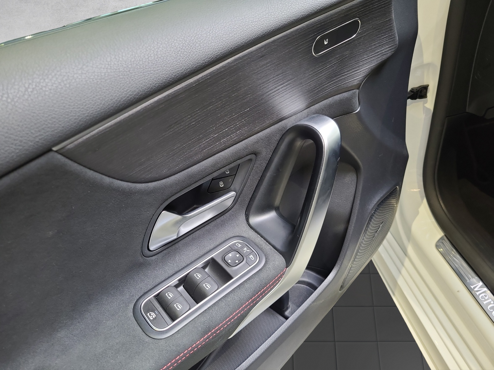 MERCEDES-BENZ A 250 AMG Line 4m-image-13