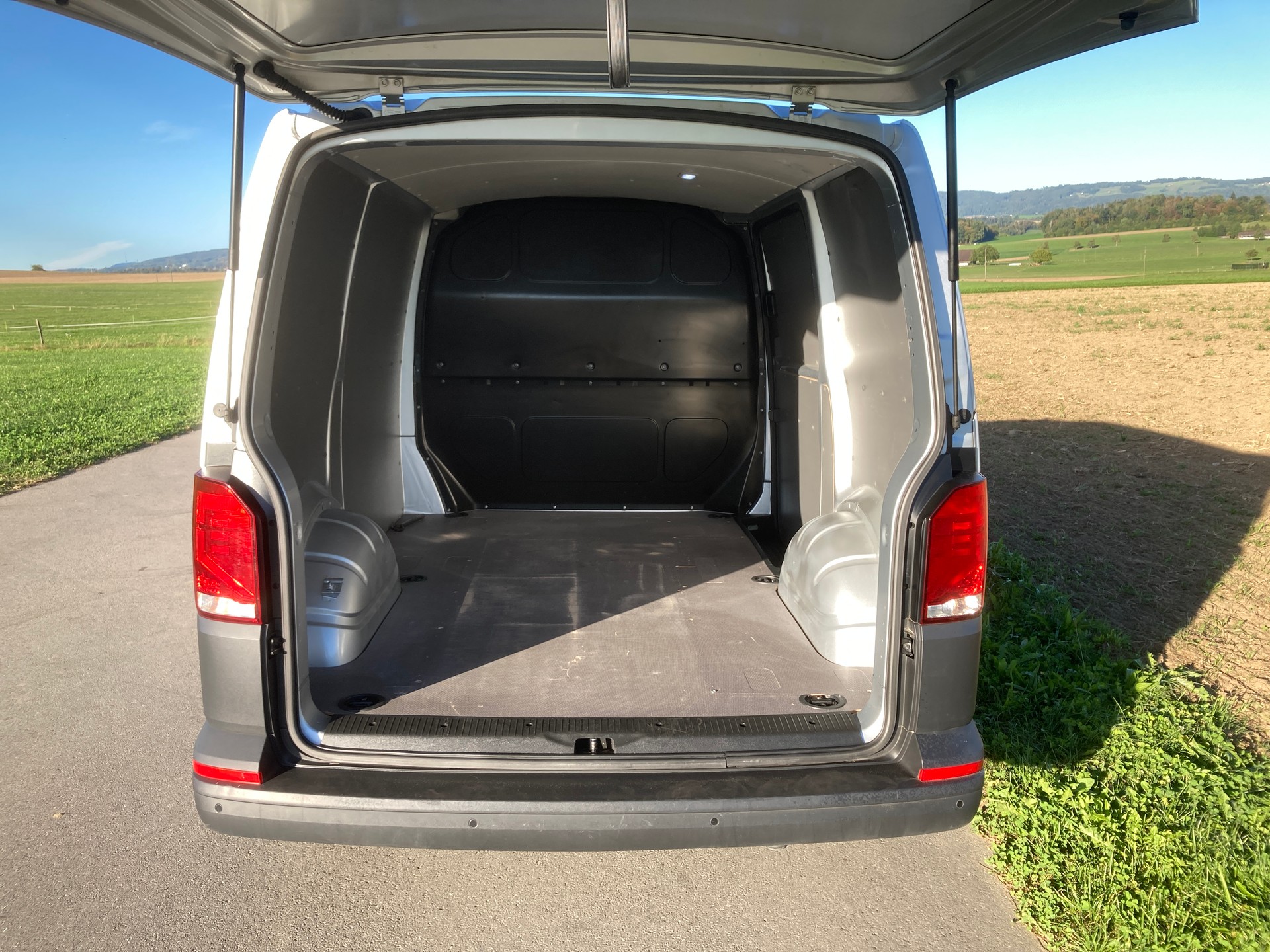 VW T6.1 2.0 TDI 4Motion DSG-image-5