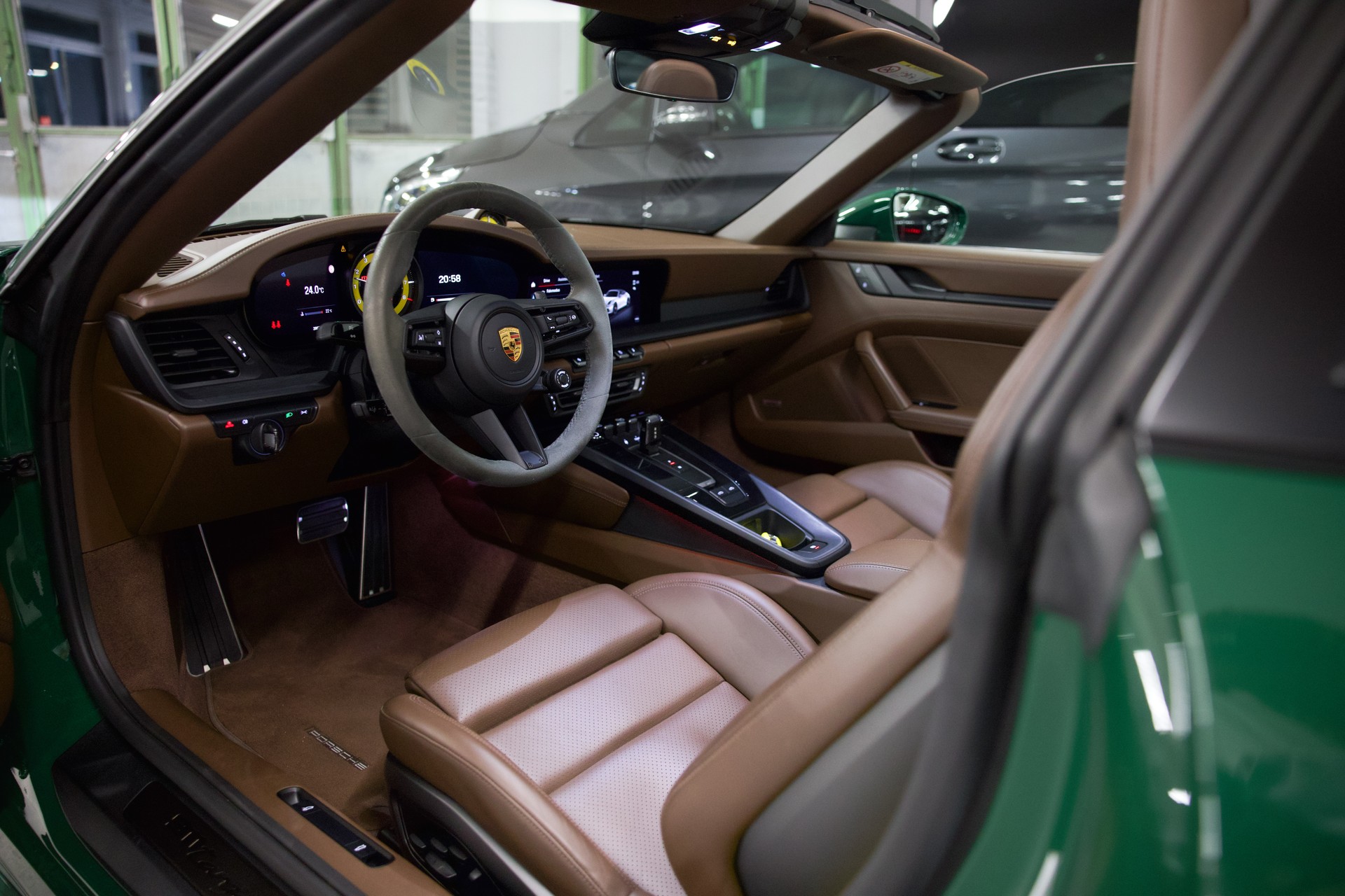 PORSCHE 911 Targa 4 GTS PDK *CH-FHZ*-image-18