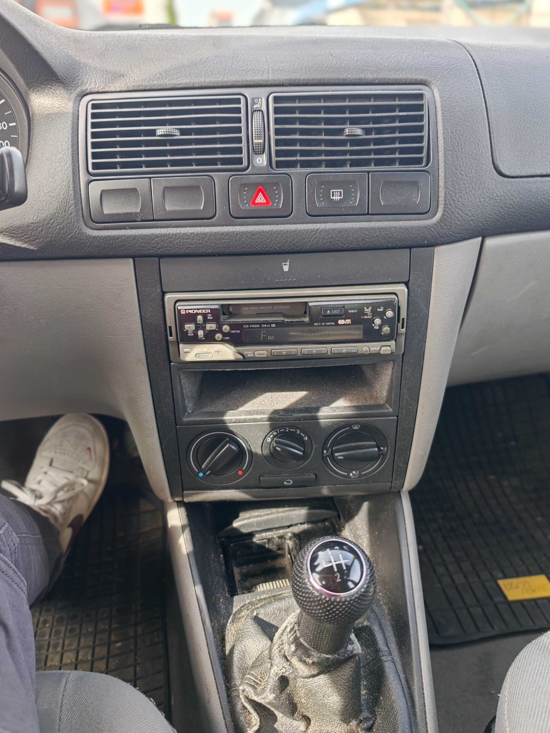 VW Golf 1.4 16V-image-8