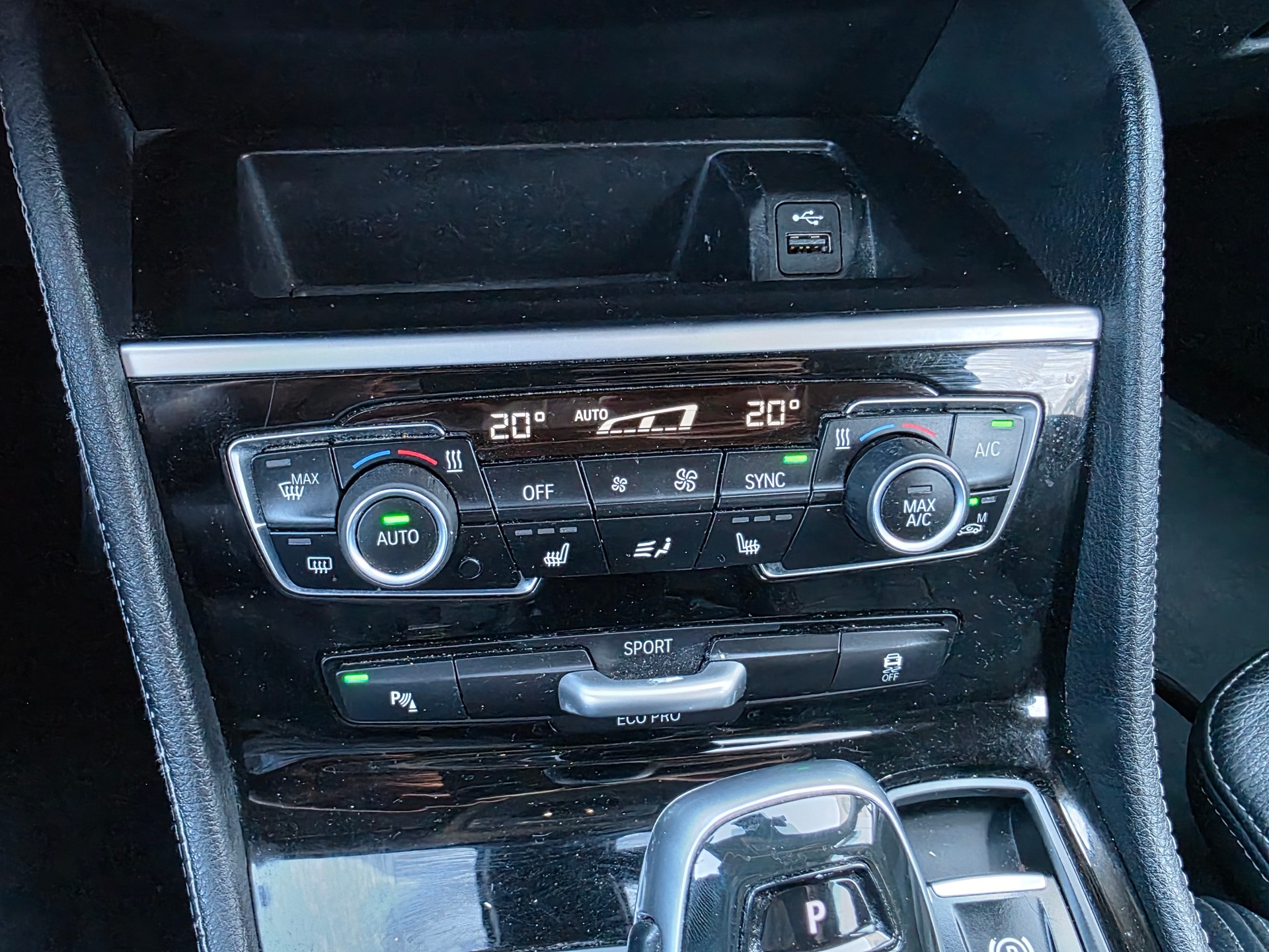 BMW 218d xDrive Active Tourer Steptronic Sport Line-image-11