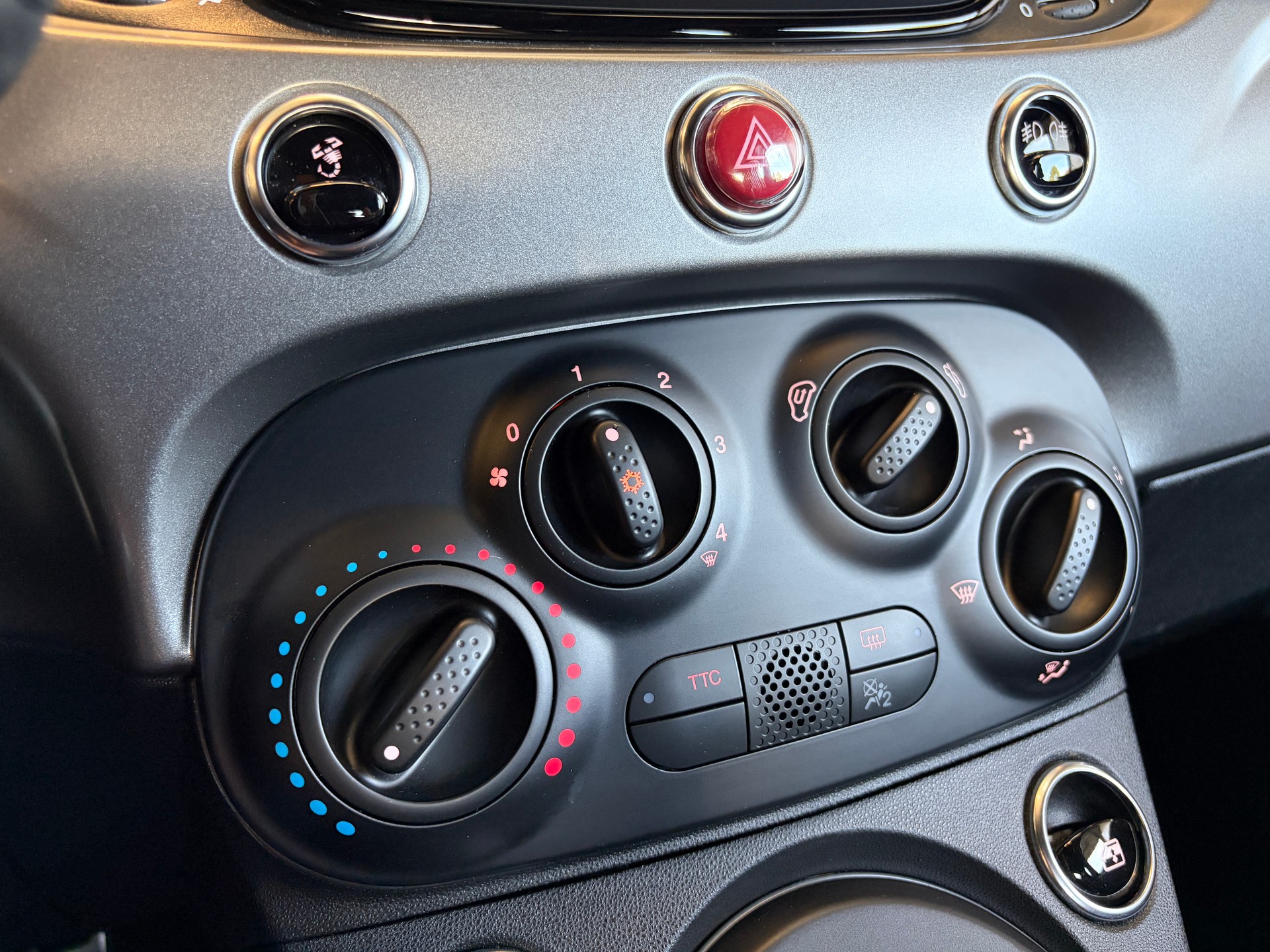FIAT 595C (Cabrio) 1.4 16V Turbo AUTOMATIK-image-17