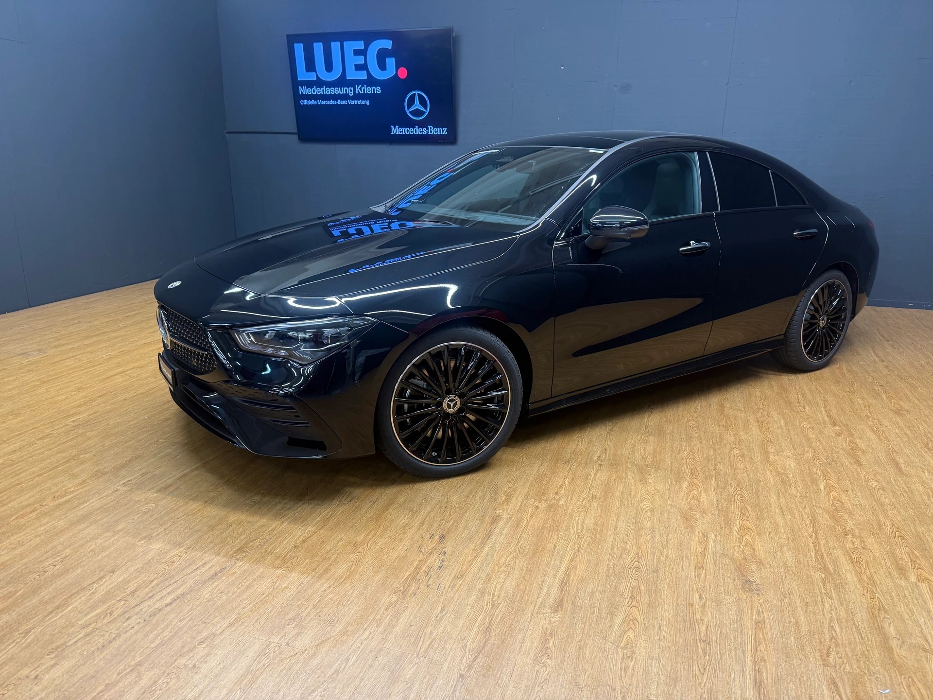 MERCEDES-BENZ CLA 250 4M - AMG / DISTRONIC / 360 Grad Kamera / Head-Up Display-image-1