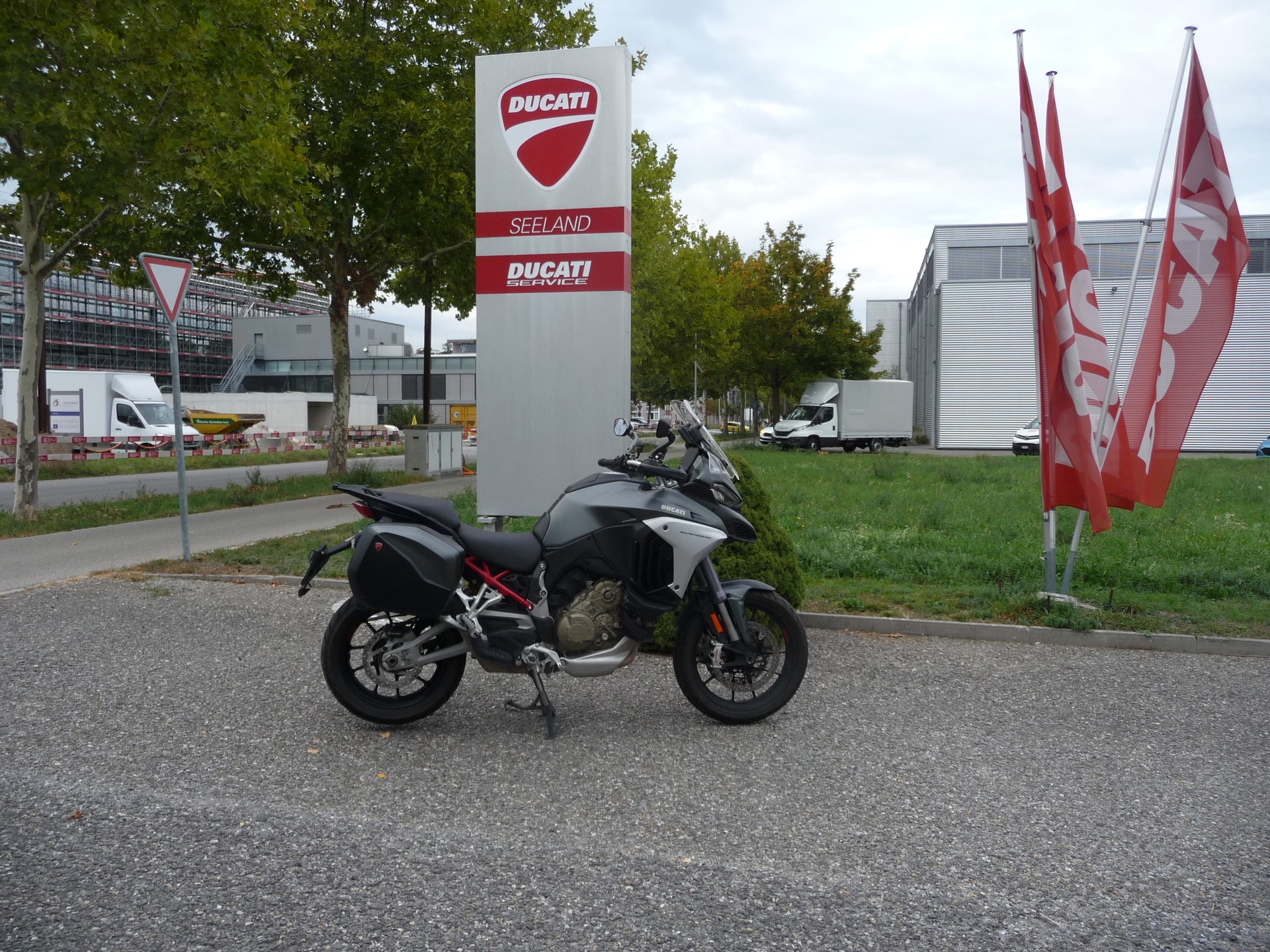 DUCATI Multistrada V4 S Travel & Radar-showroom-element-2