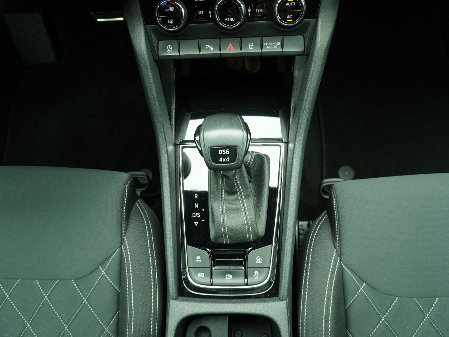 SKODA Karoq 2.0 TDI DSG Sport Line 4x4-image-14