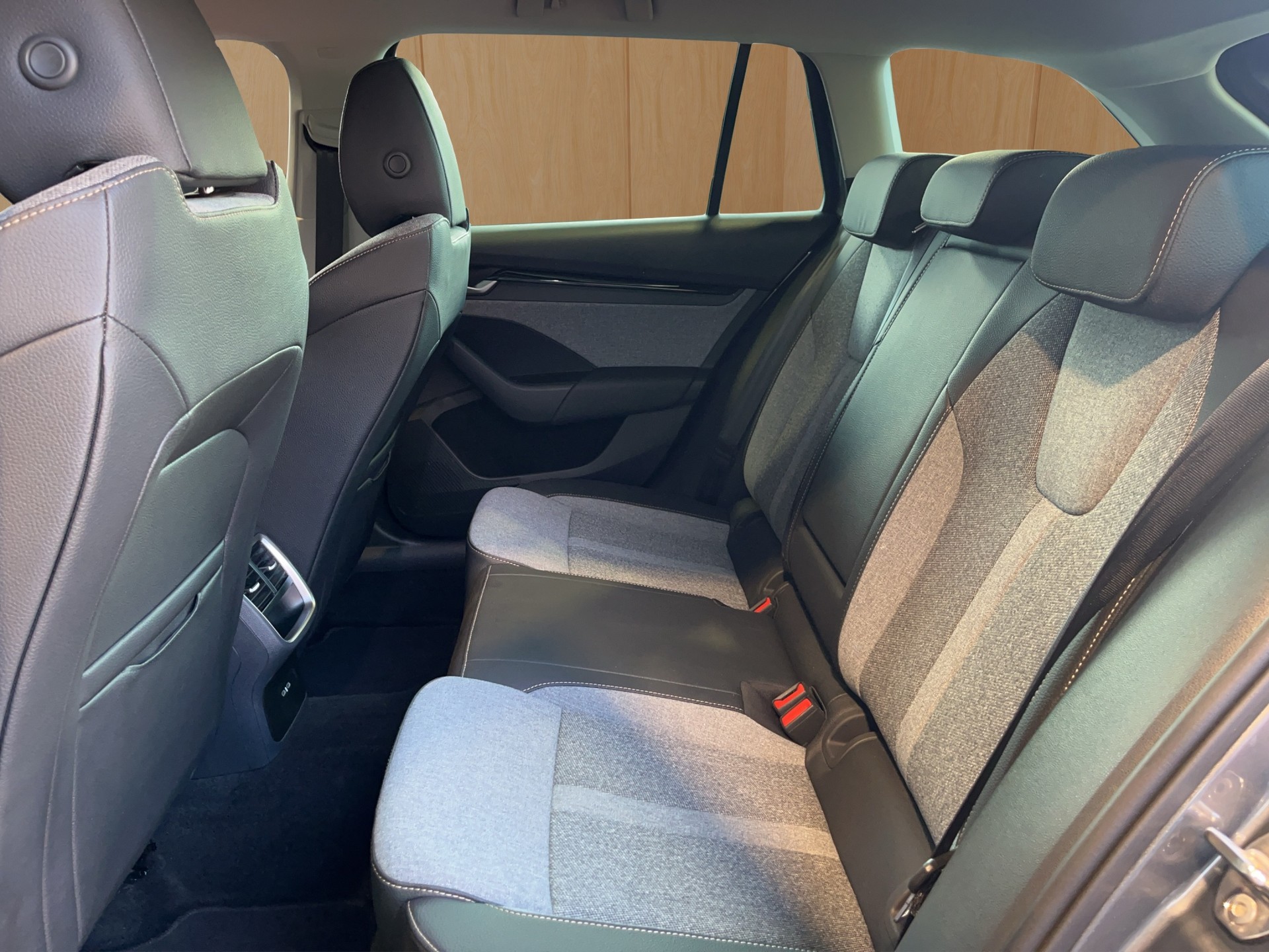 SKODA Octavia Combi 2.0 TDI DSG Selection-image-9