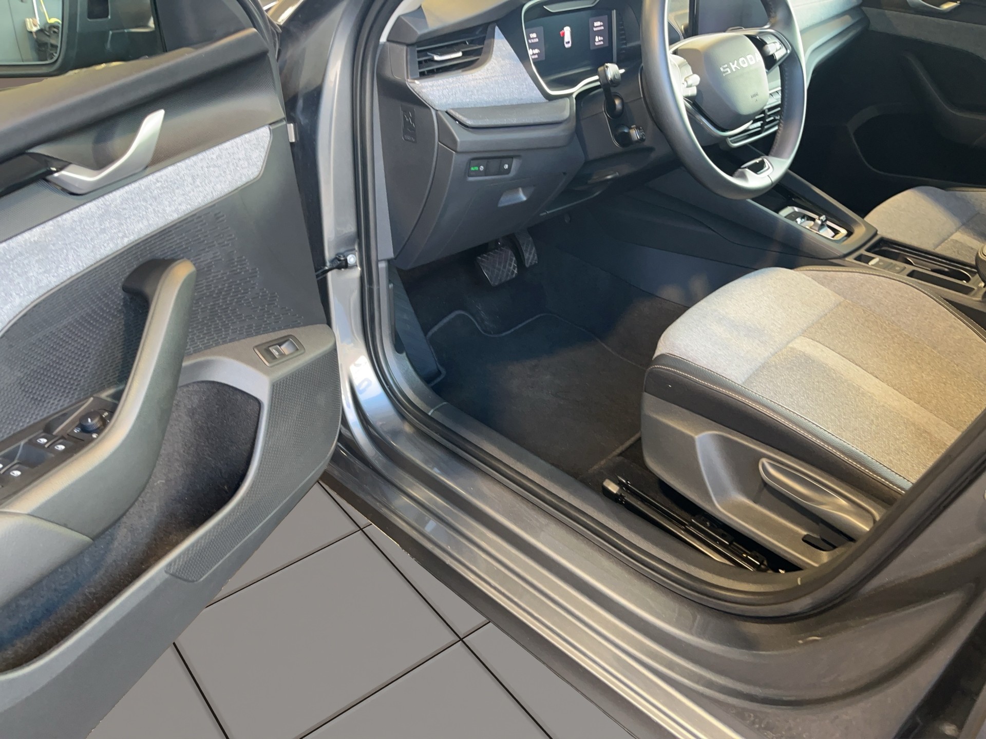 SKODA Octavia Combi 2.0 TDI DSG Selection-image-15