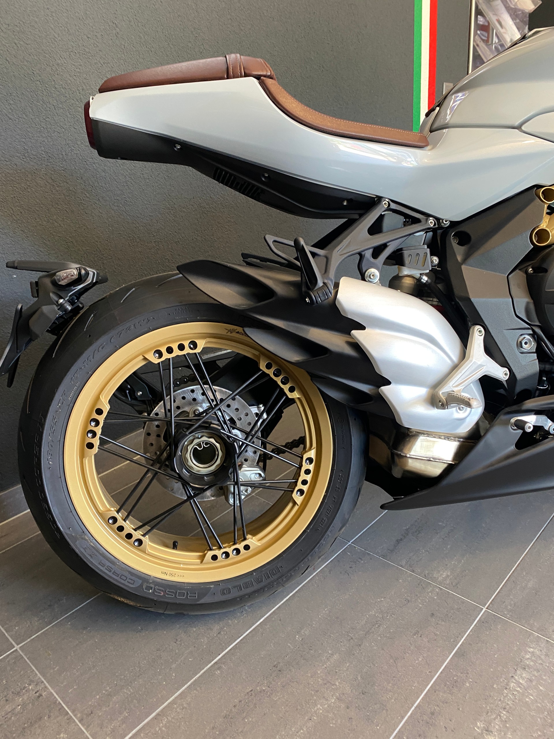 MV AGUSTA Superveloce S 800-showroom-element-2