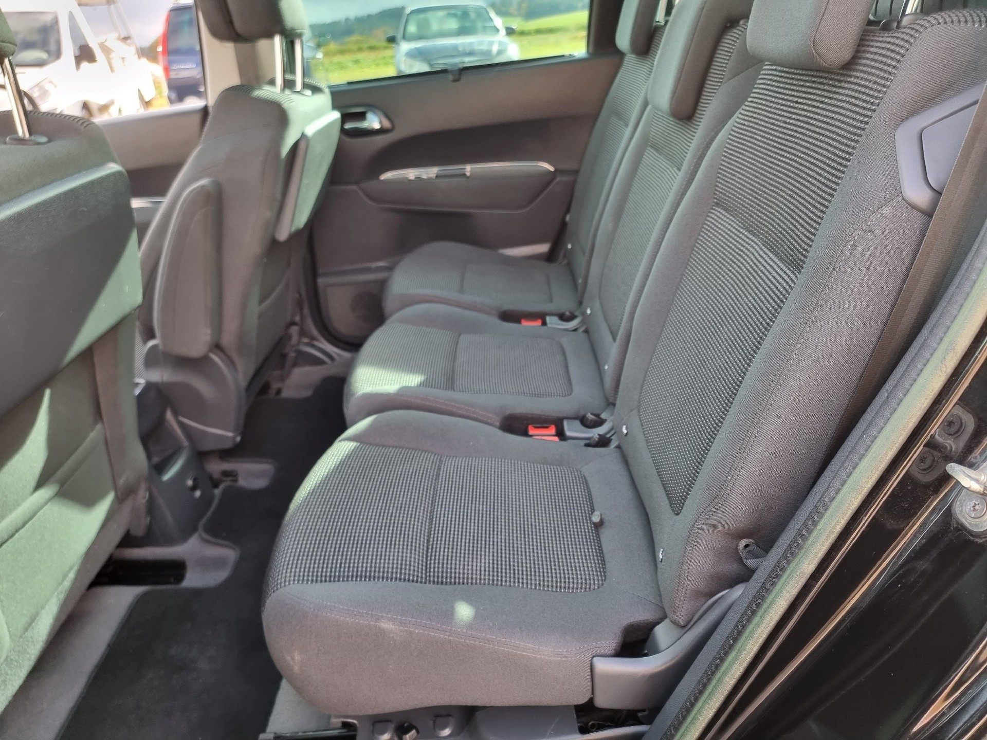 PEUGEOT 5008 1.6 HDI Business EGS6-image-13