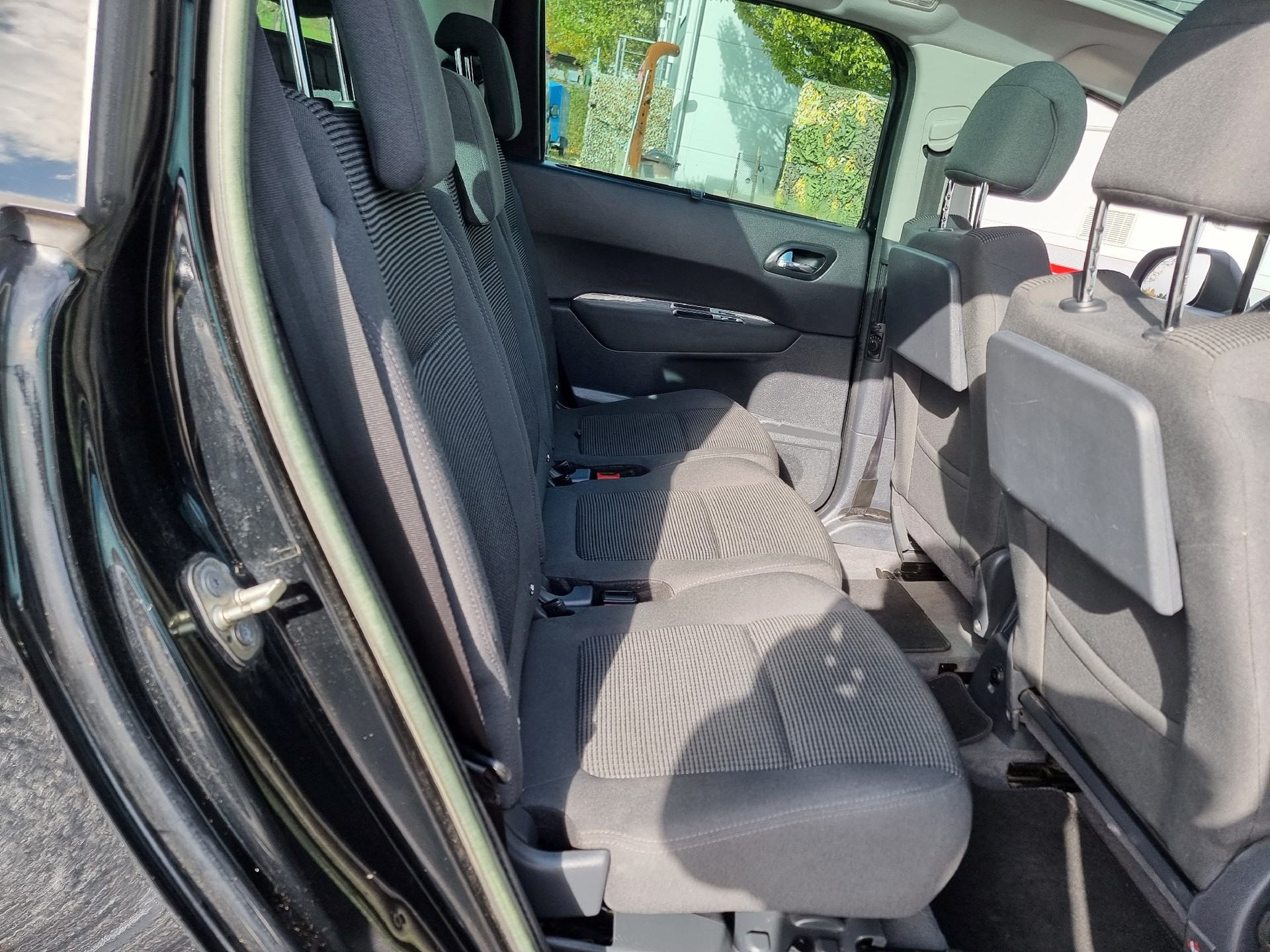 PEUGEOT 5008 1.6 HDI Business EGS6-image-14
