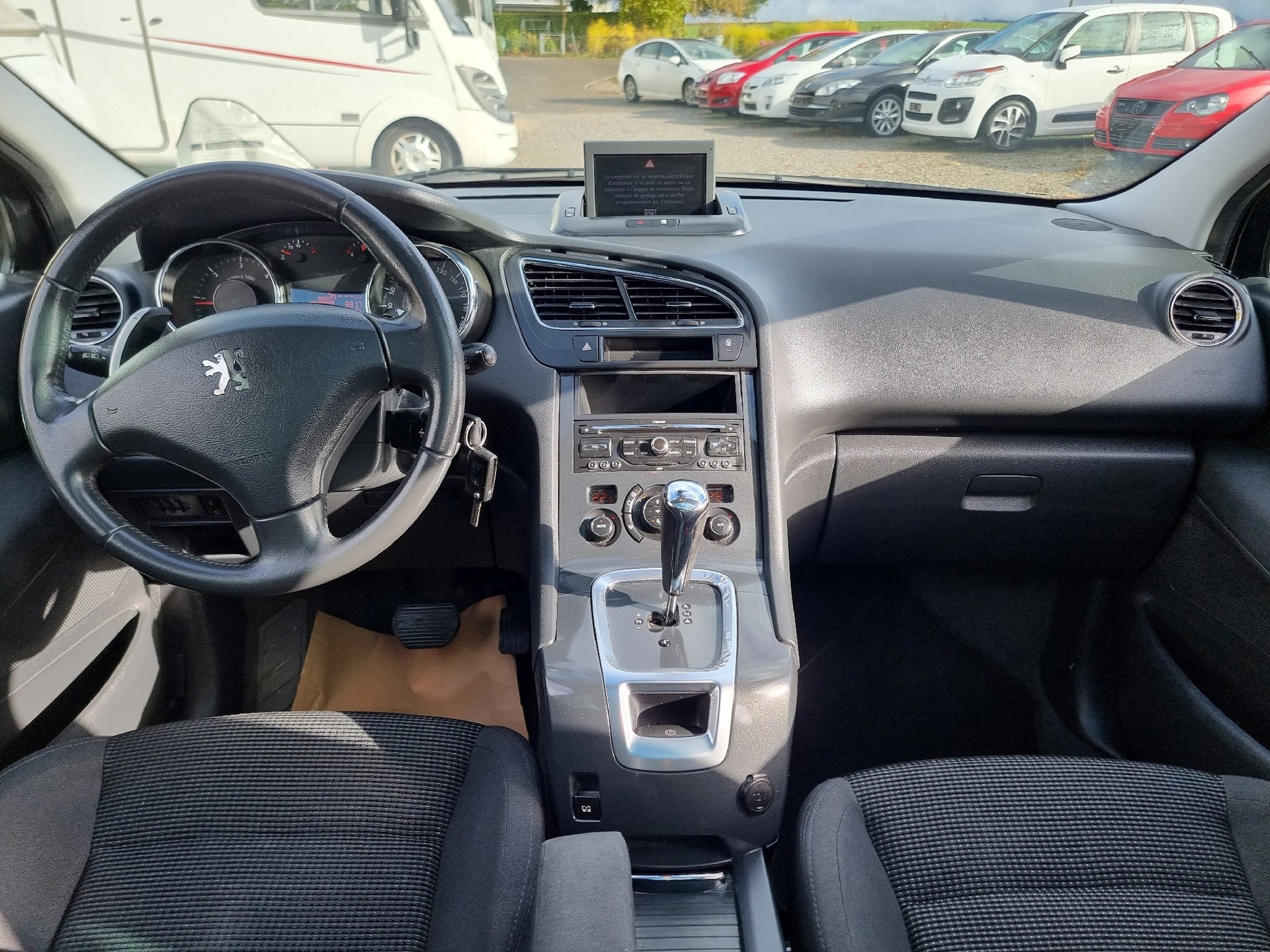 PEUGEOT 5008 1.6 HDI Business EGS6-image-8