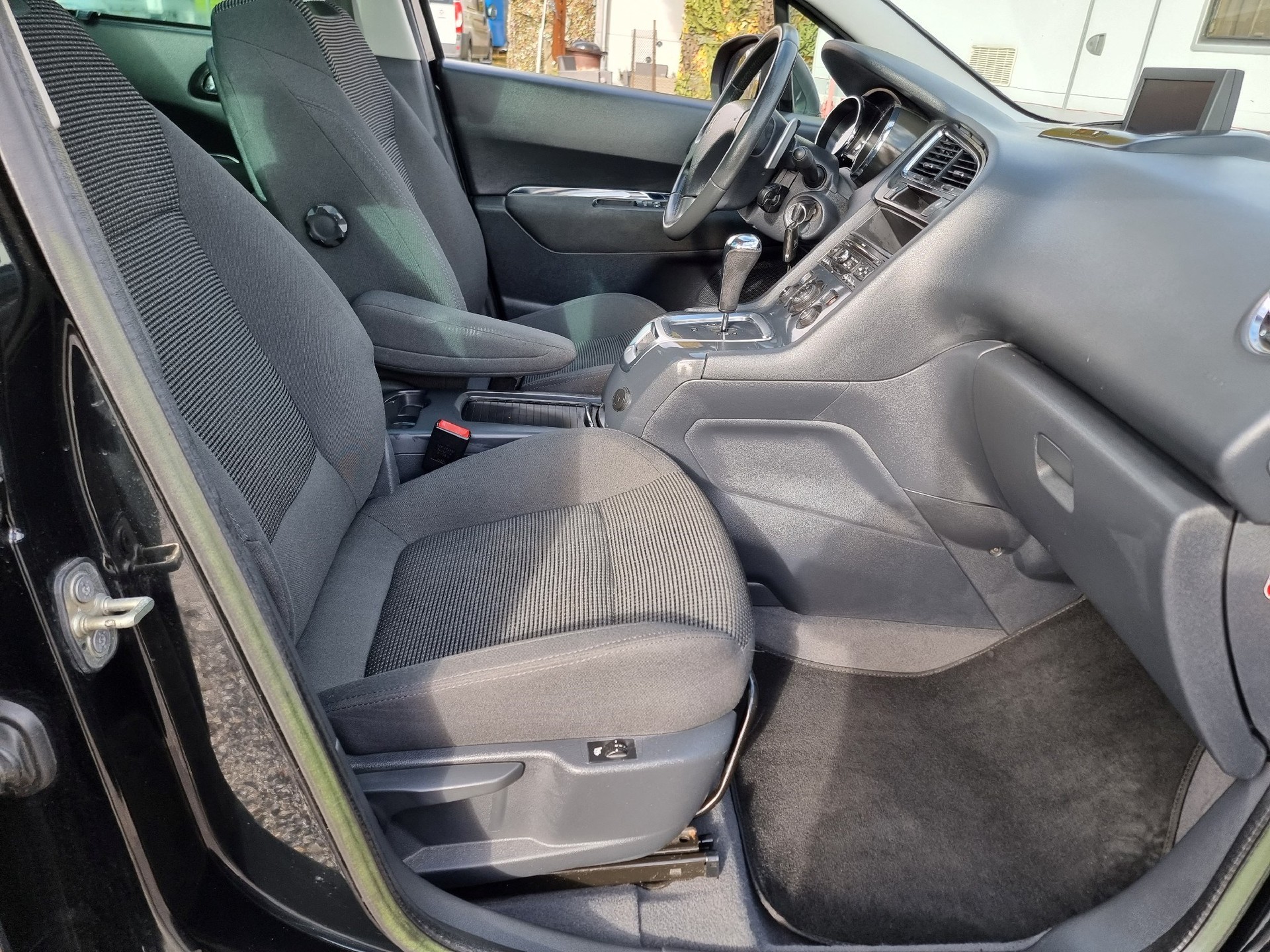 PEUGEOT 5008 1.6 HDI Business EGS6-image-12