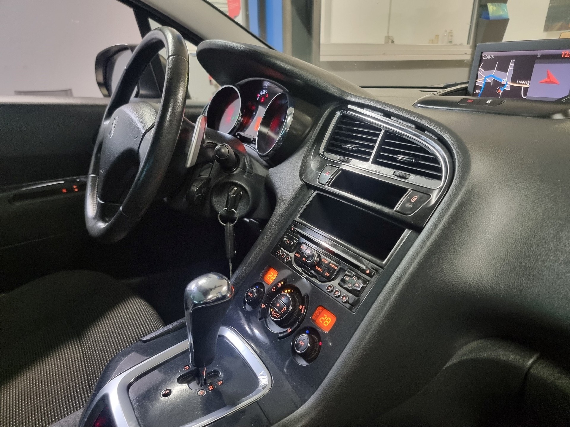 PEUGEOT 5008 1.6 HDI Business EGS6-image-9