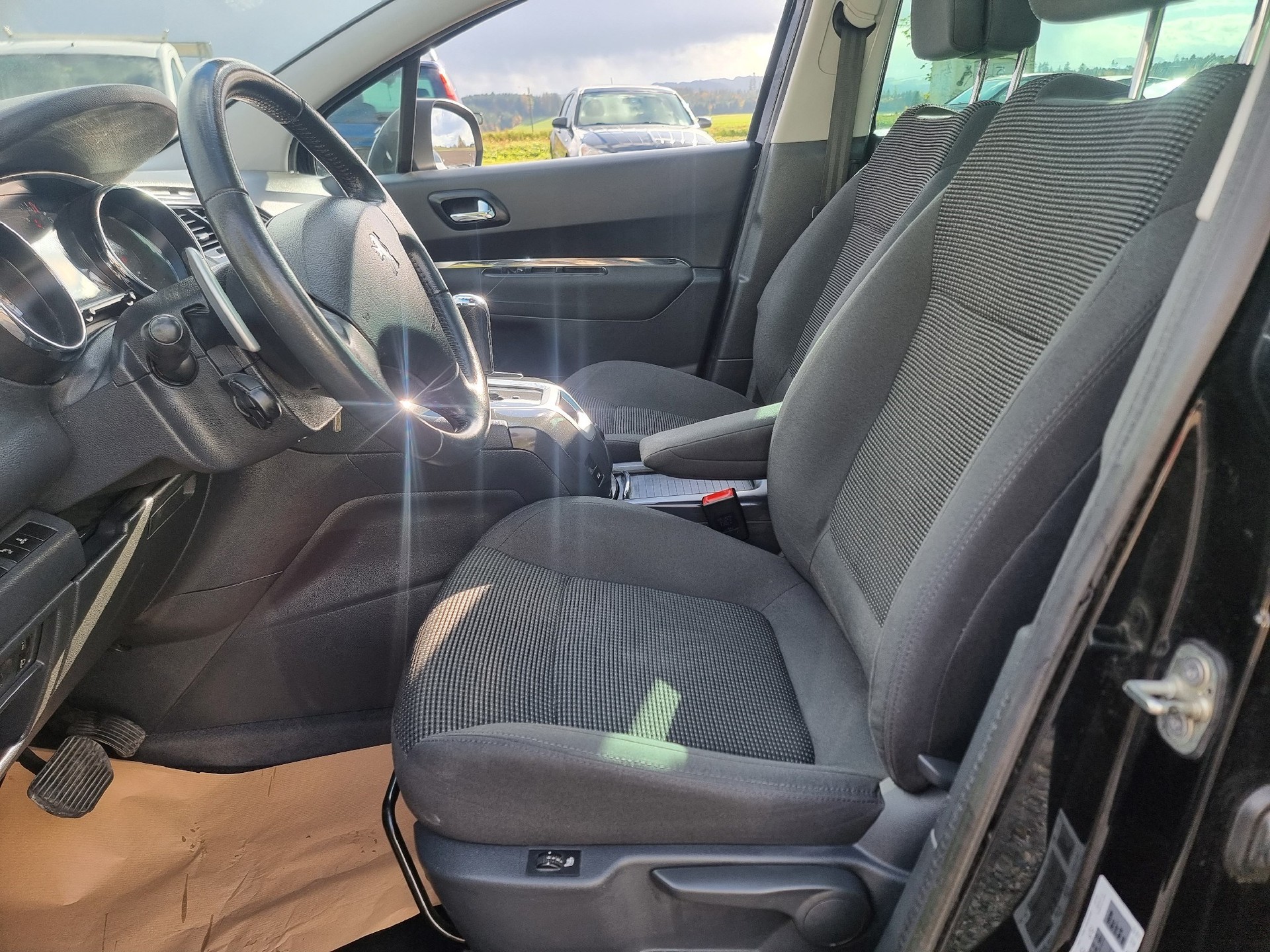 PEUGEOT 5008 1.6 HDI Business EGS6-image-11