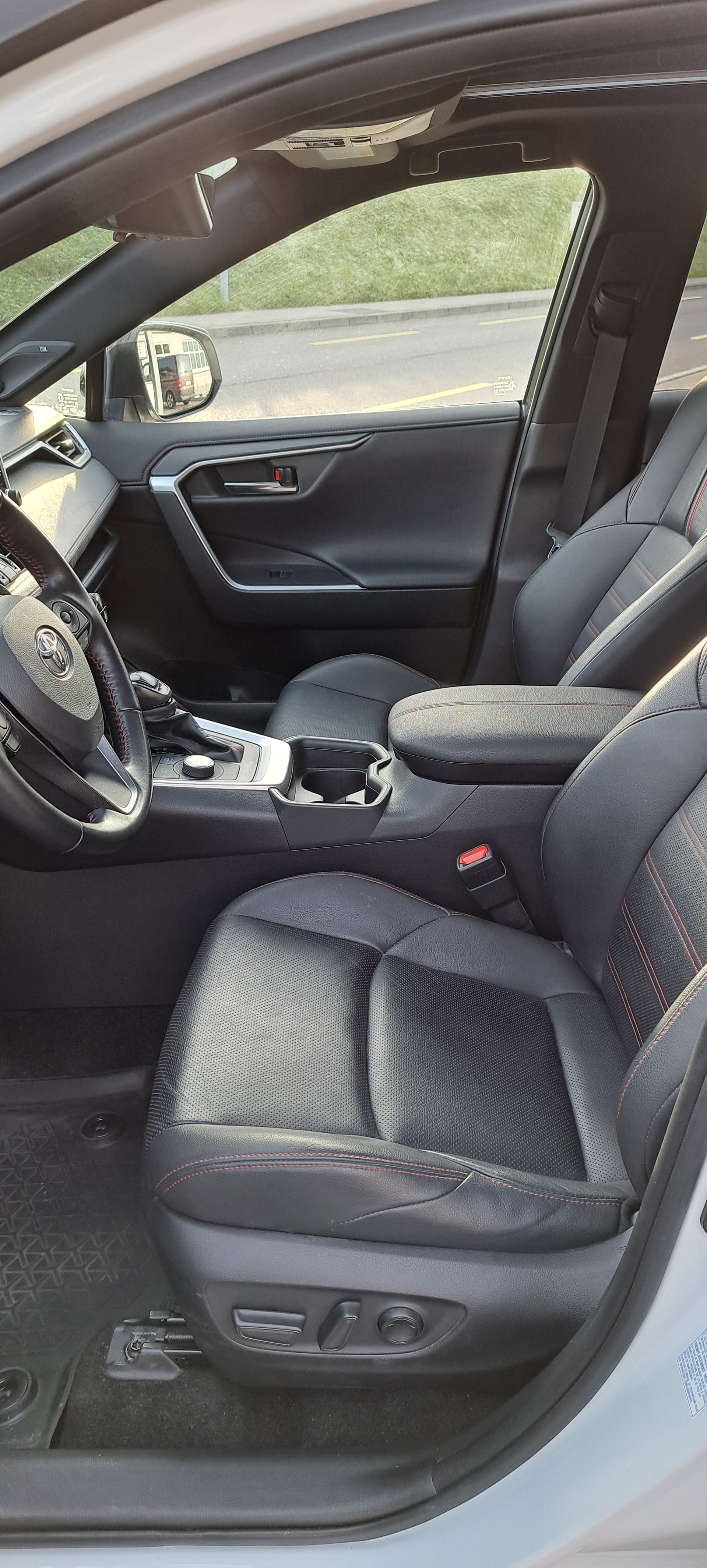 TOYOTA RAV-4 2.5 PHEV Platinum e-CVT 4WD-image-6