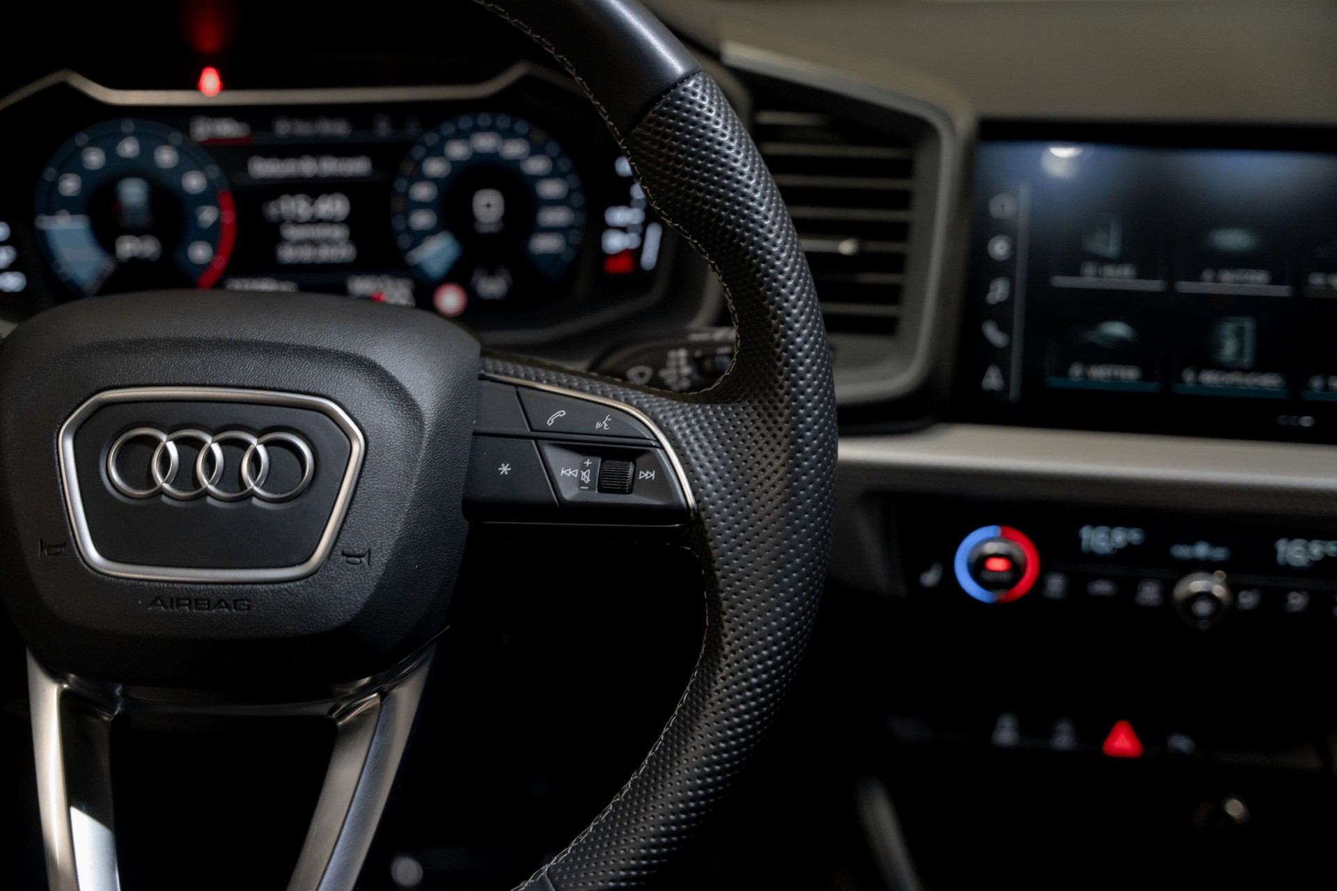 AUDI A1 Sportback 30 TFSI S Line Attraction S-tronic-image-7