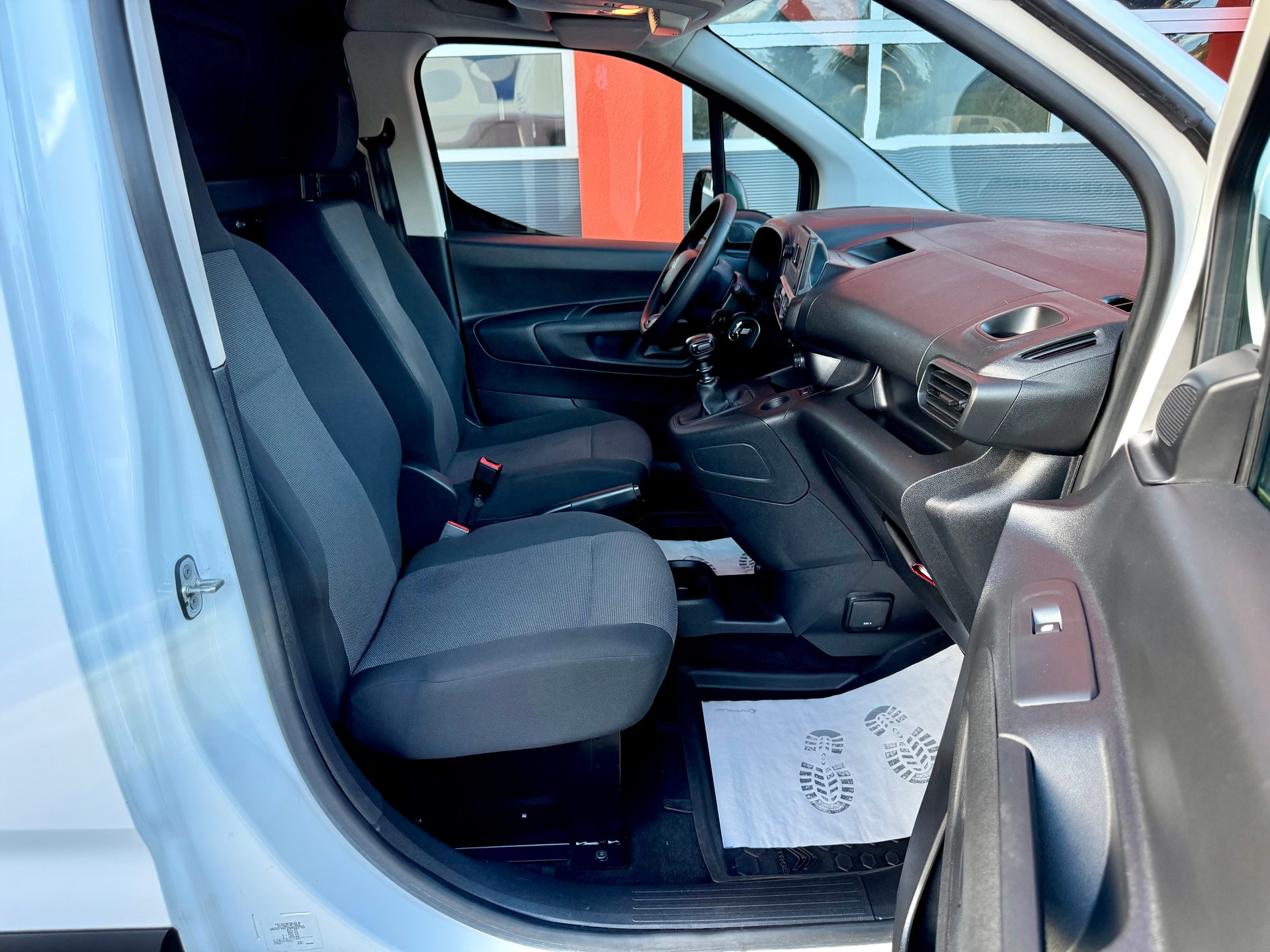 CITROEN Berlingo Van 1.5 Blue HDi 100 s/s Swiss Edition-image-9