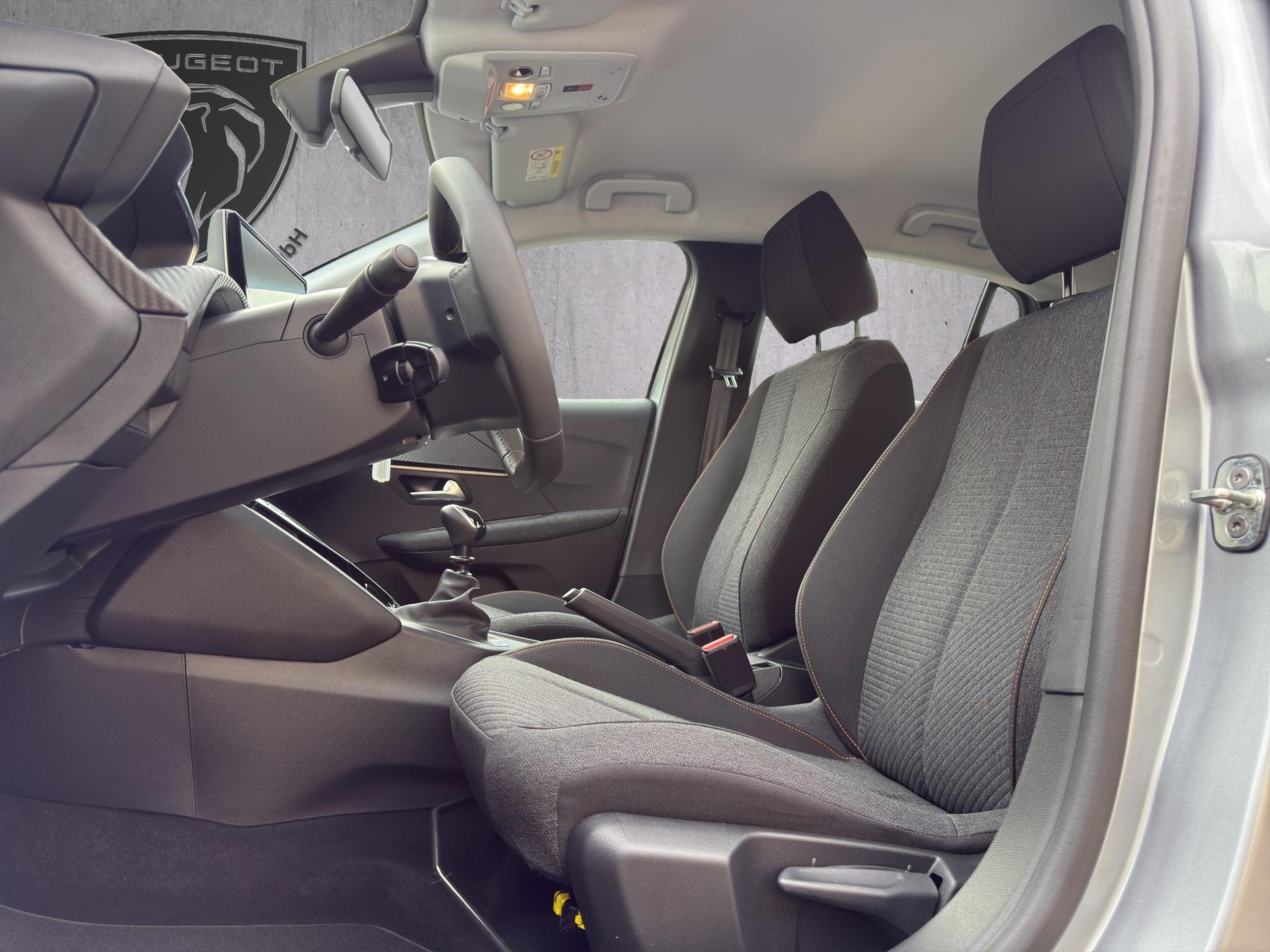 PEUGEOT 208 1.2 PureTech 100 Style-image-9