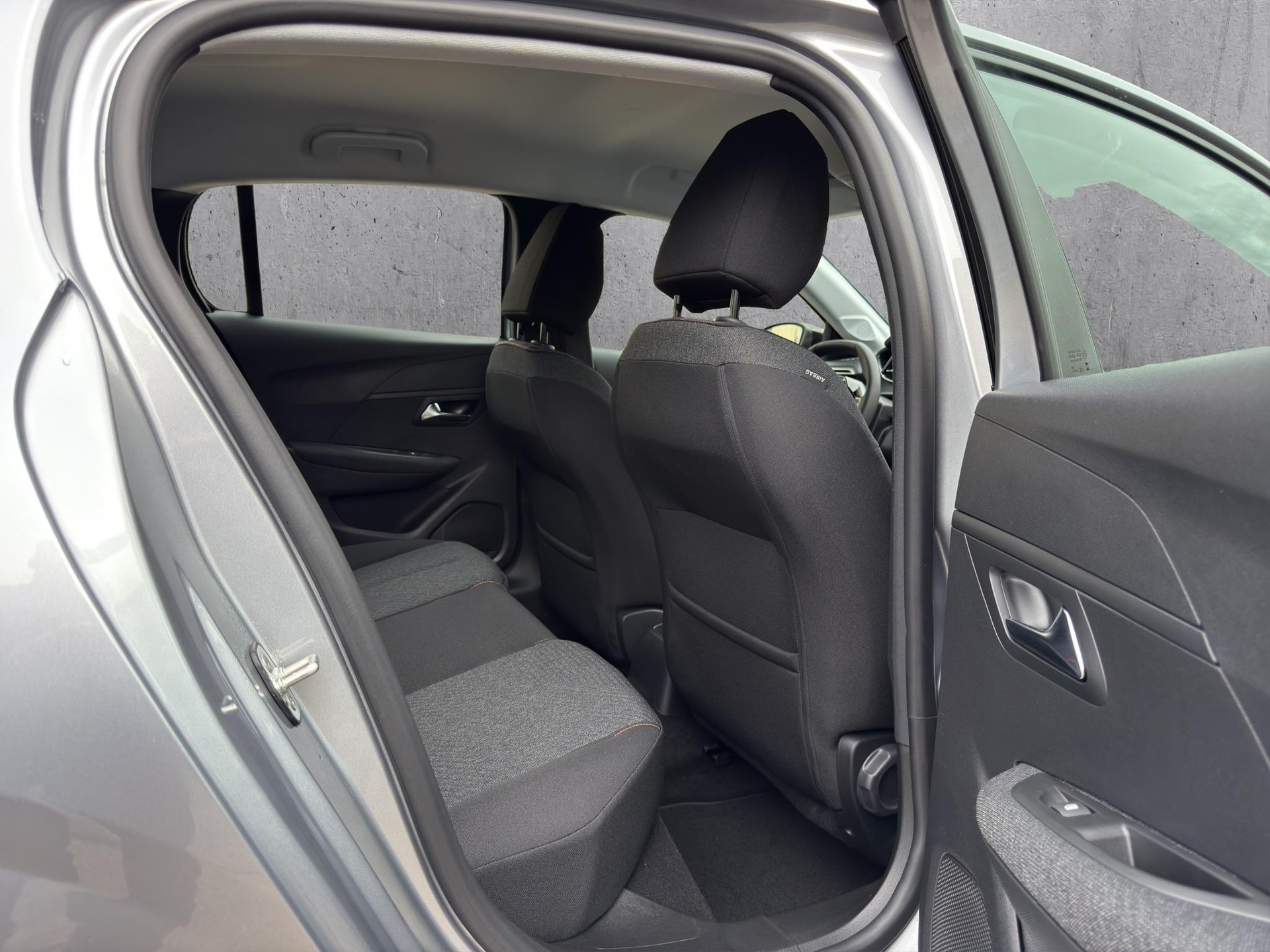 PEUGEOT 208 1.2 PureTech 100 Style-image-16