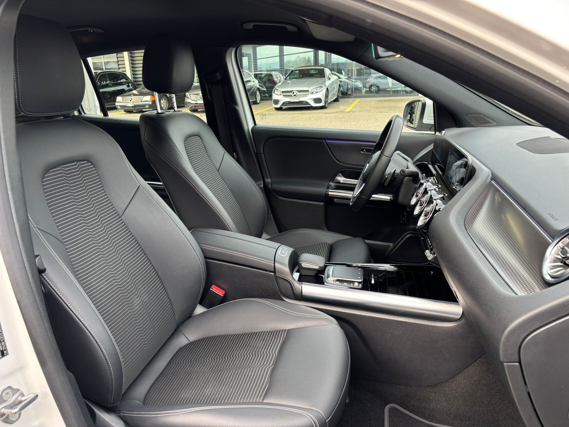 MERCEDES-BENZ EQA 300 4Matic Progressive-image-8