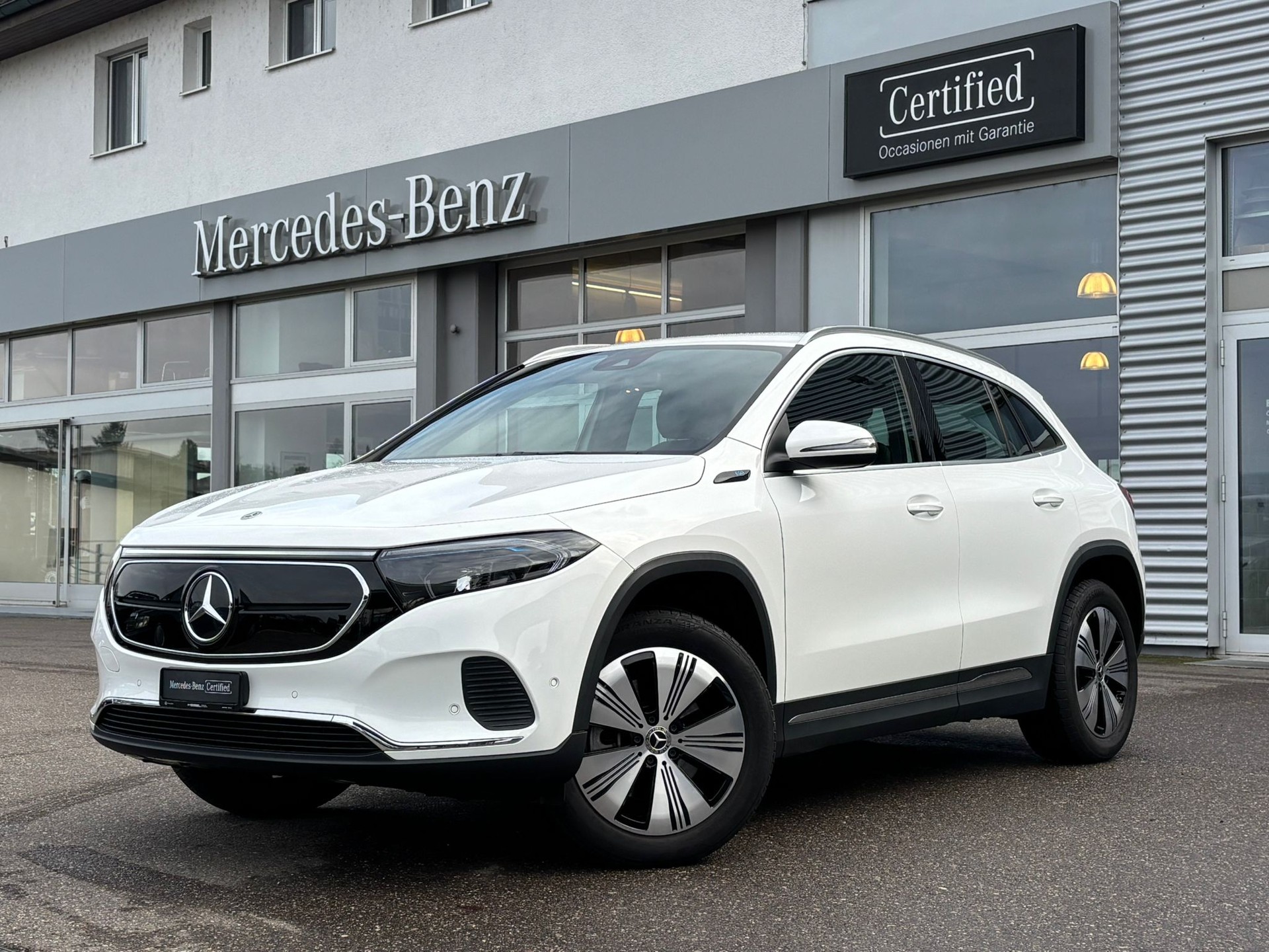 MERCEDES-BENZ EQA 300 4Matic Progressive-image-1