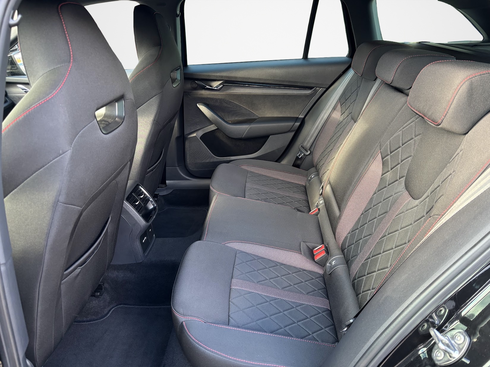 SKODA Octavia Combi 2.0 TDI DSG RS 4x4-image-12