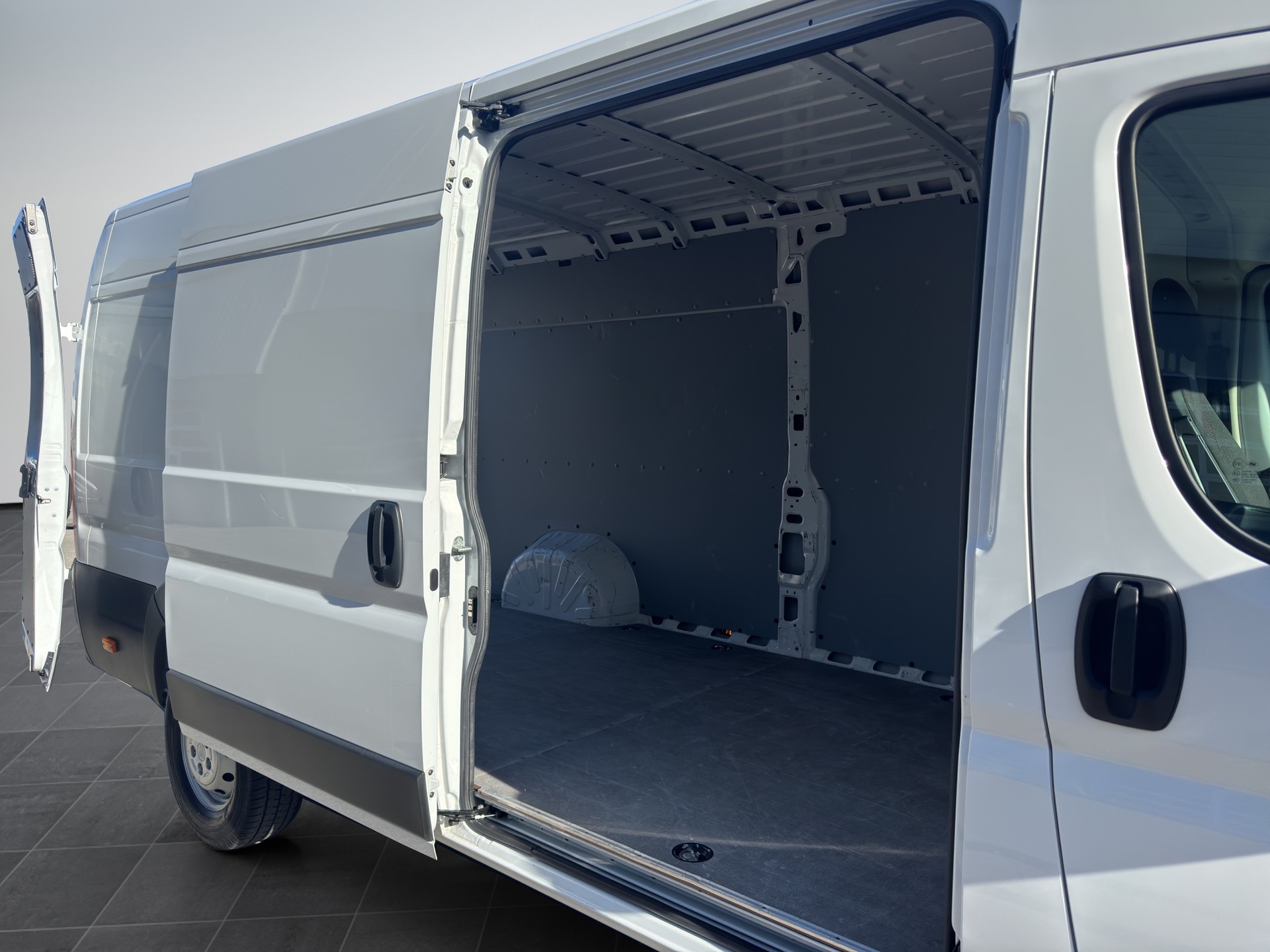 CITROEN Jumper 35+ 2.2 BlueHDi 140 Heavy L4H2-image-15