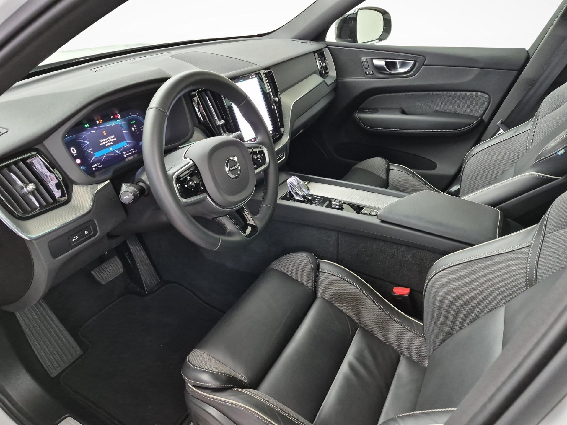 VOLVO XC60 2.0 T6 TE Plus Dark eAWD-image-13