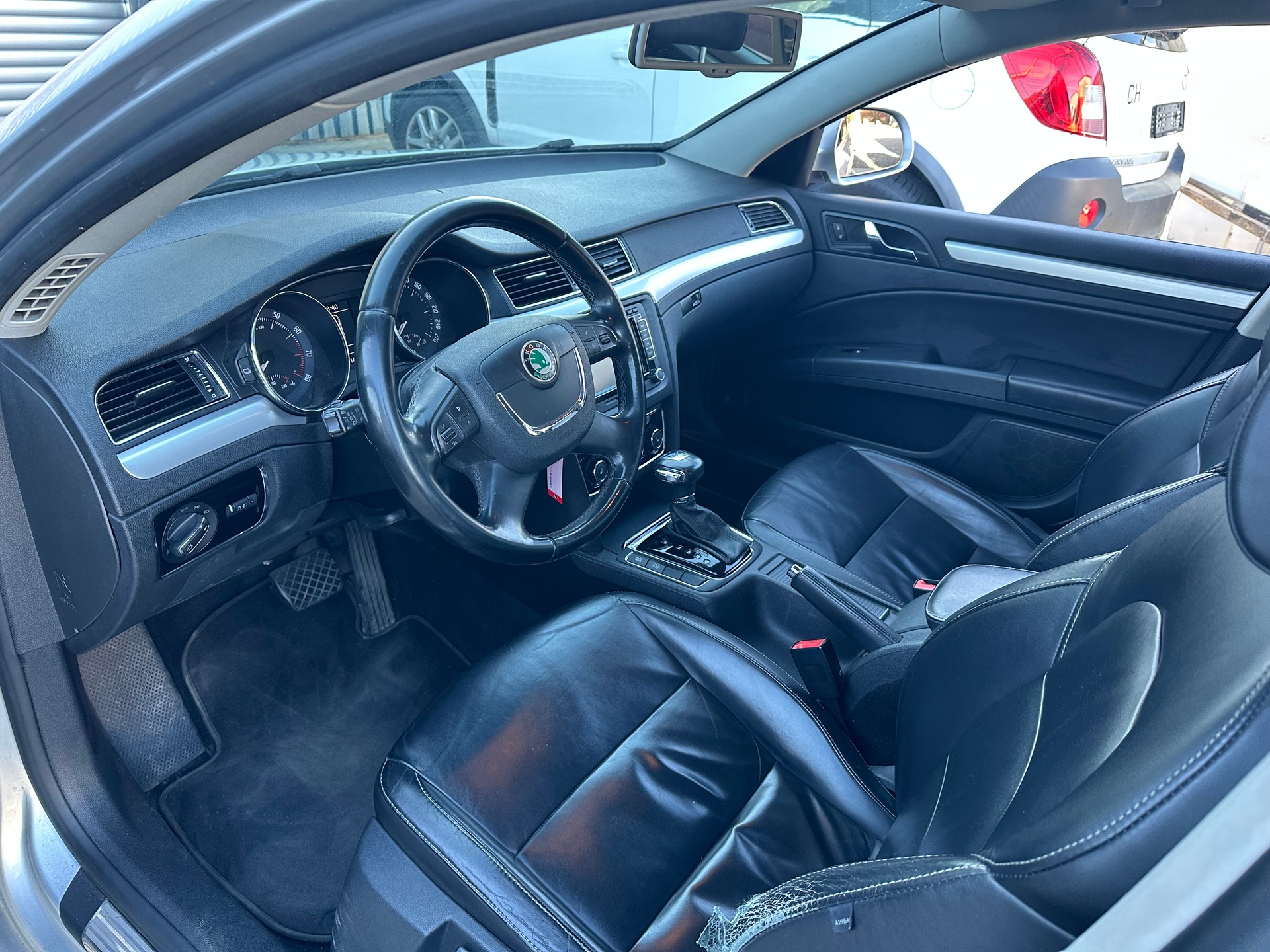 SKODA Superb Combi 1.8 TSI Comfort DSG-image-6