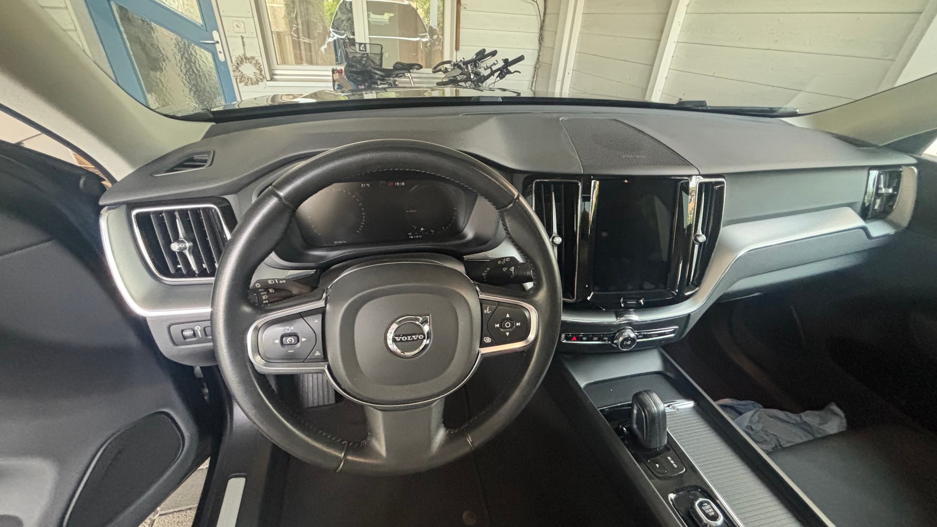 VOLVO XC60 2.0 T8 eAWD-image-6