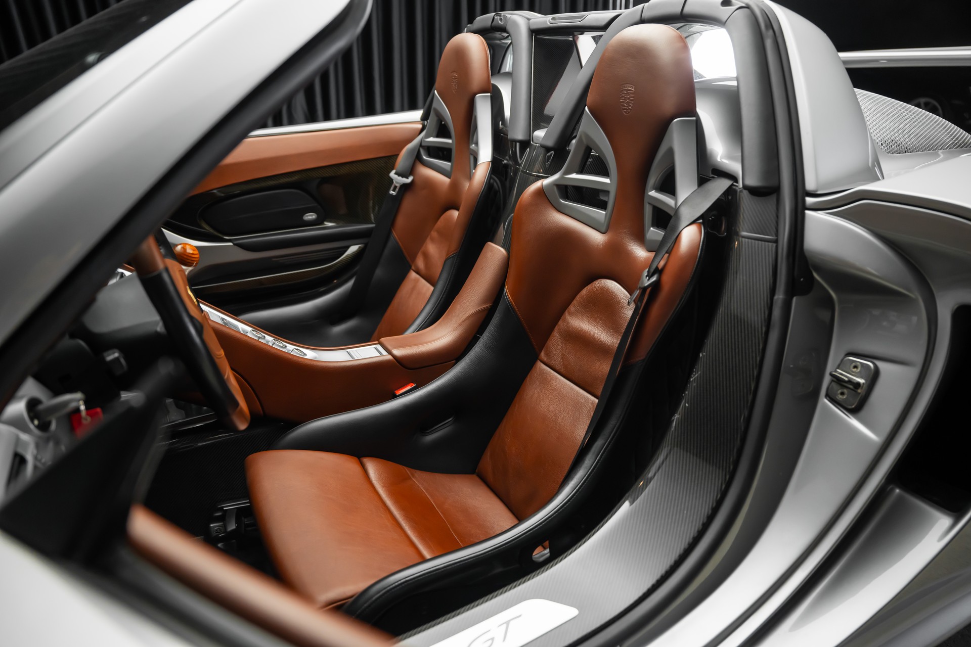 PORSCHE Carrera GT-image-18