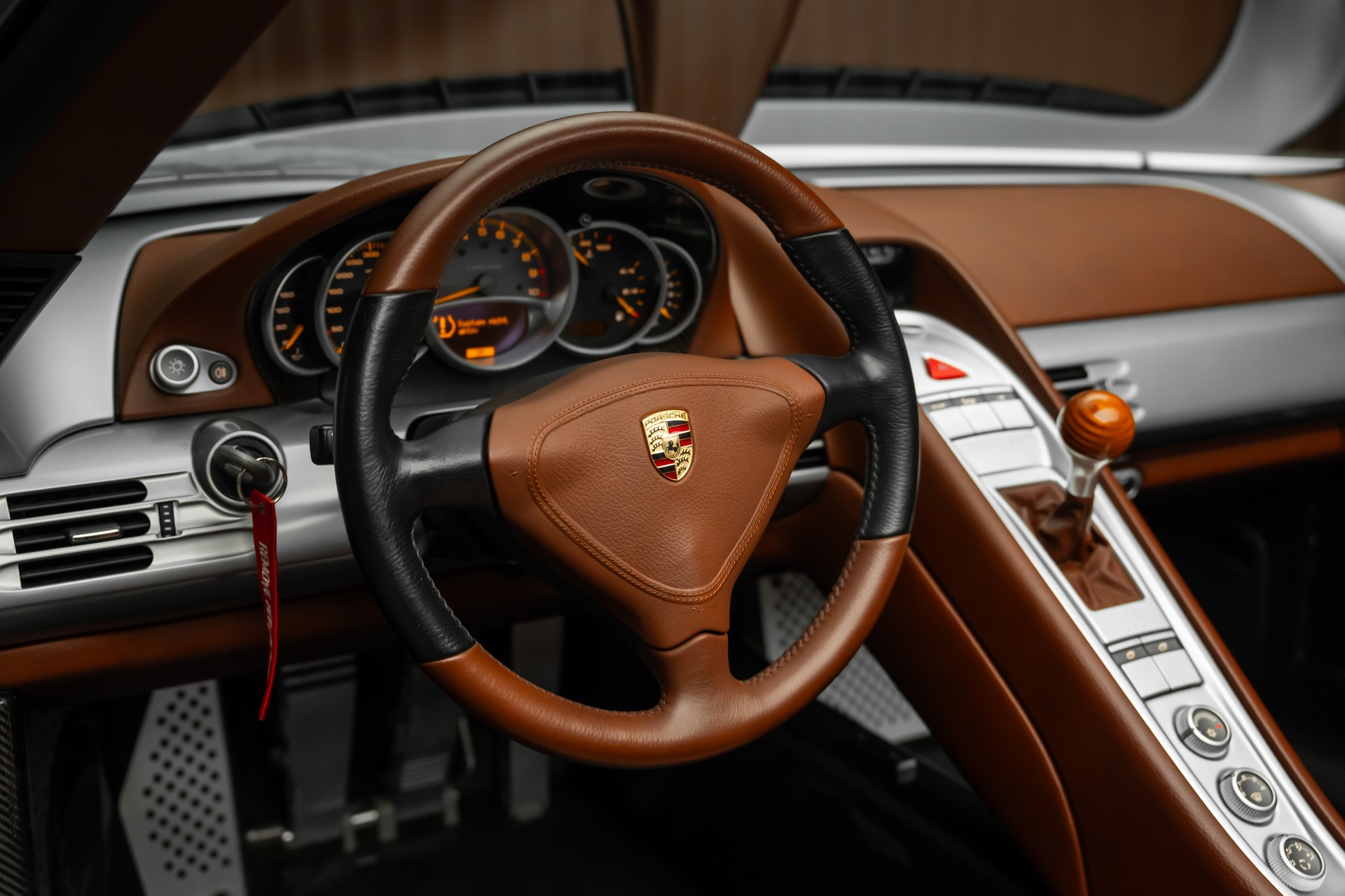 PORSCHE Carrera GT-image-15