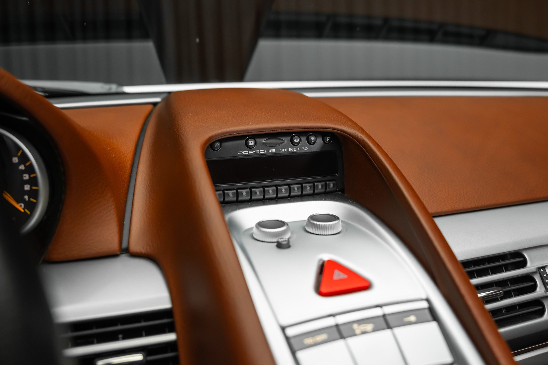 PORSCHE Carrera GT-image-24