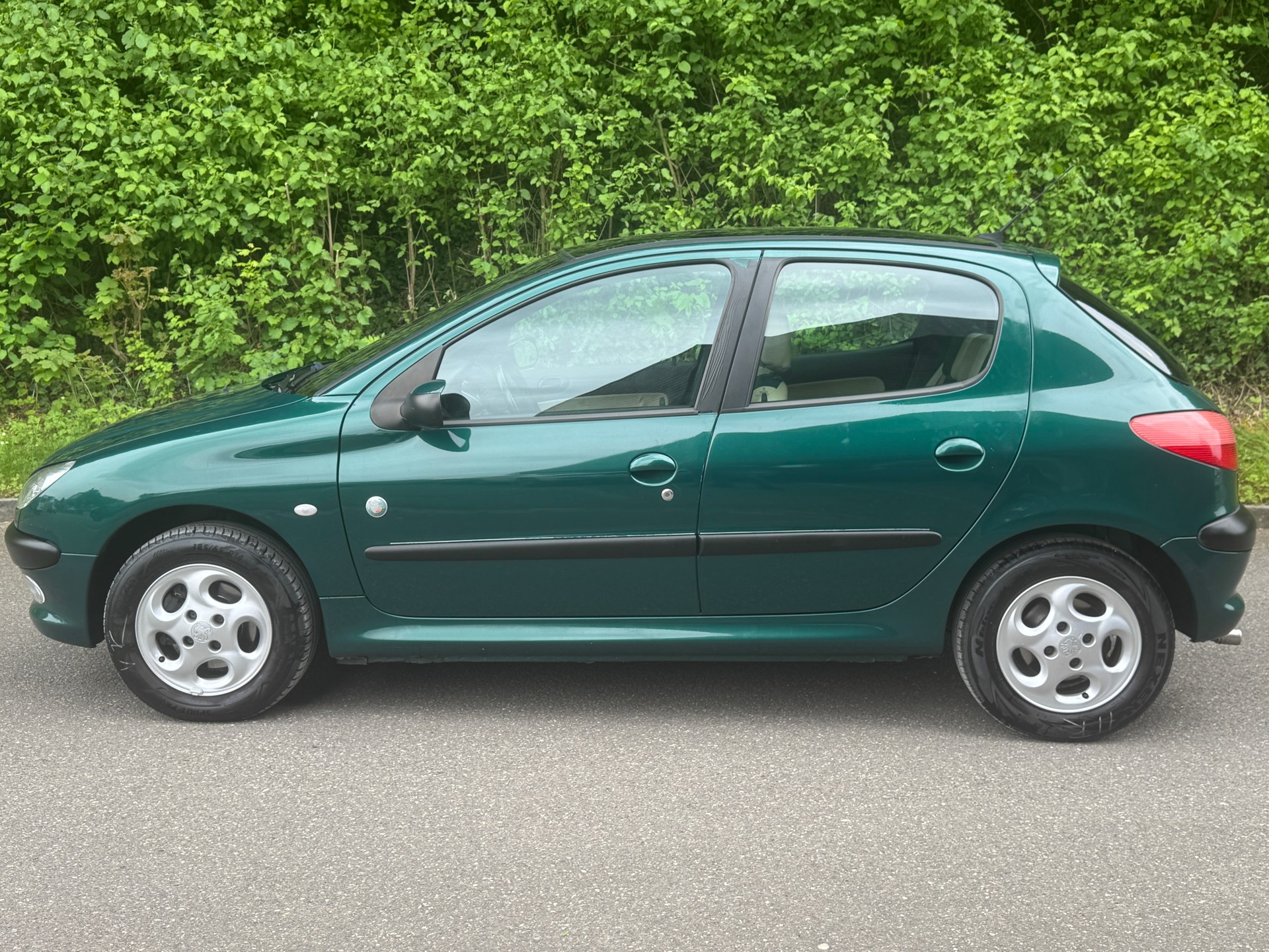 PEUGEOT 206 1.6 16V (XT) Premium-image-8