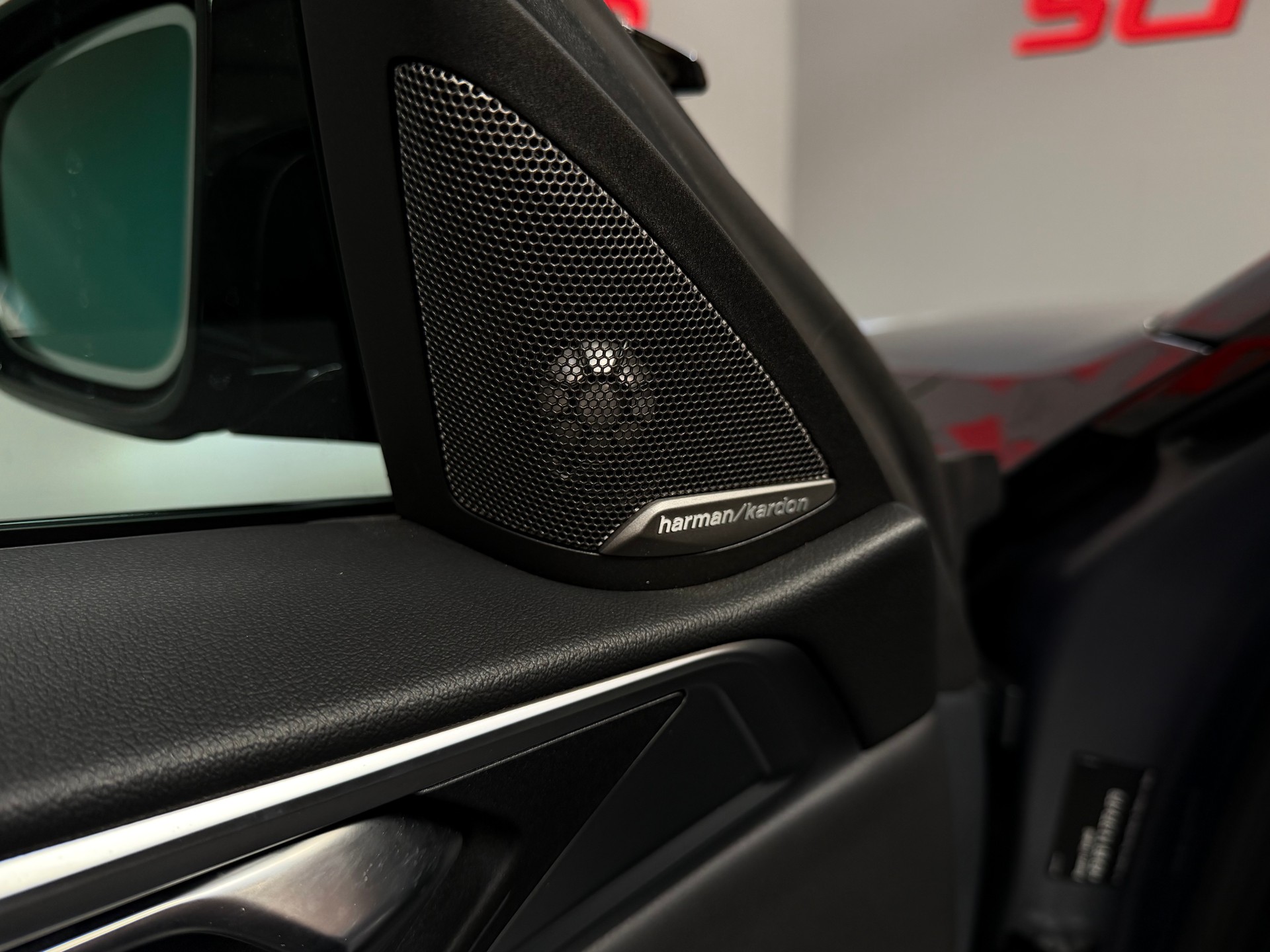BMW M4 Cabrio Competition M xDrive-image-37