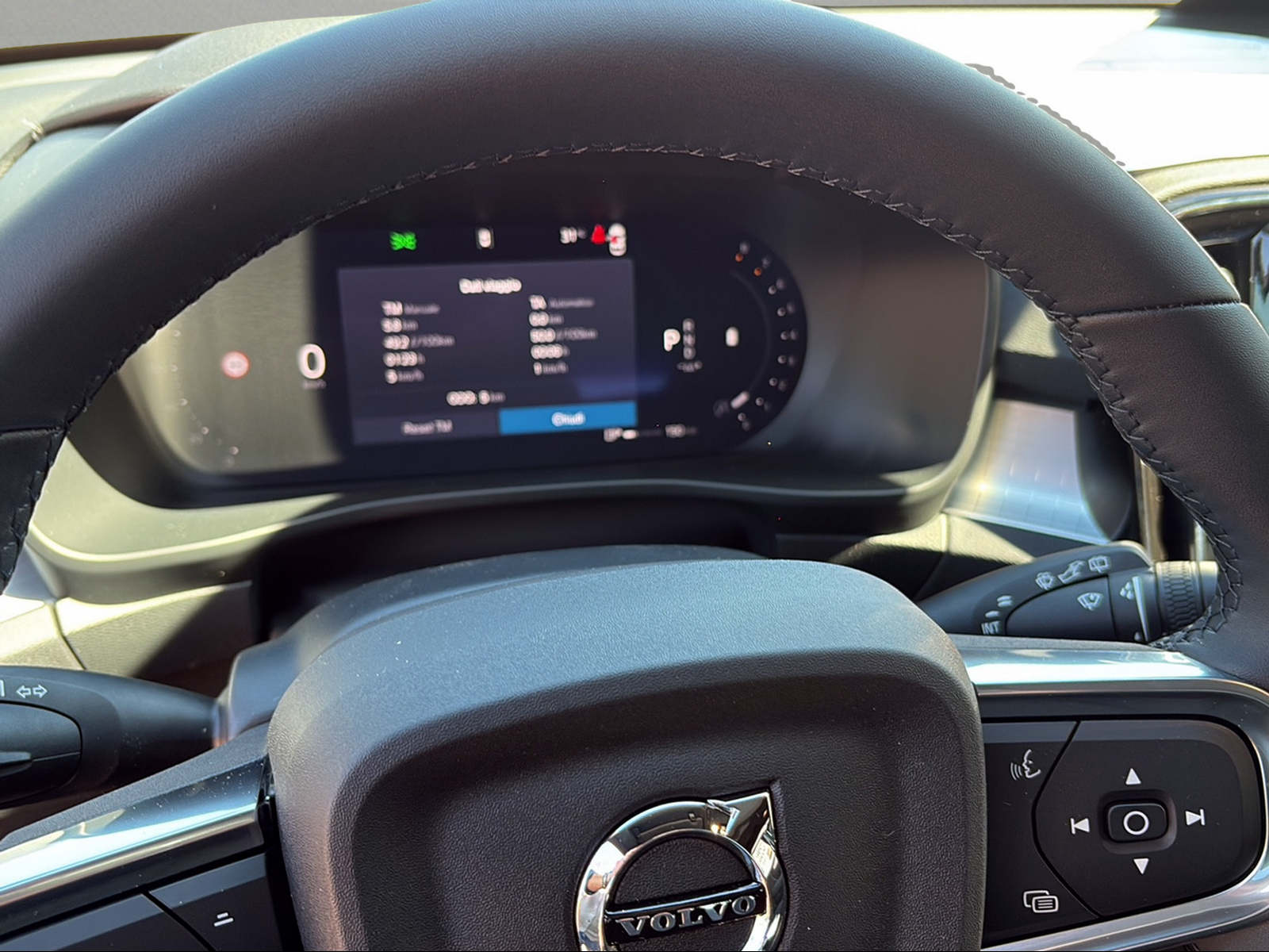 VOLVO XC40 B3 Benzin Mild Hybrid Plus Dark DCT-image-4
