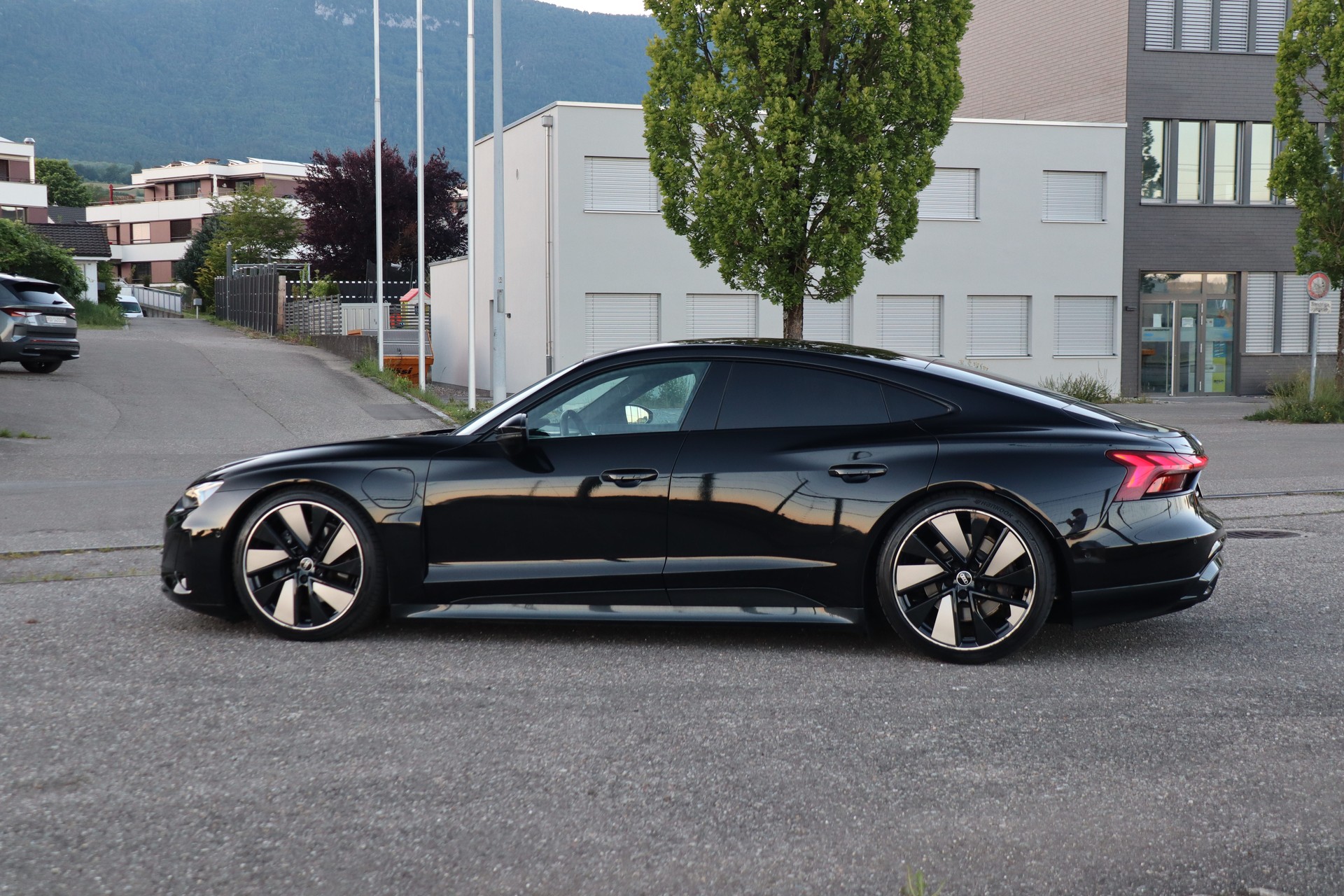 AUDI e-tron GT quattro-image-8