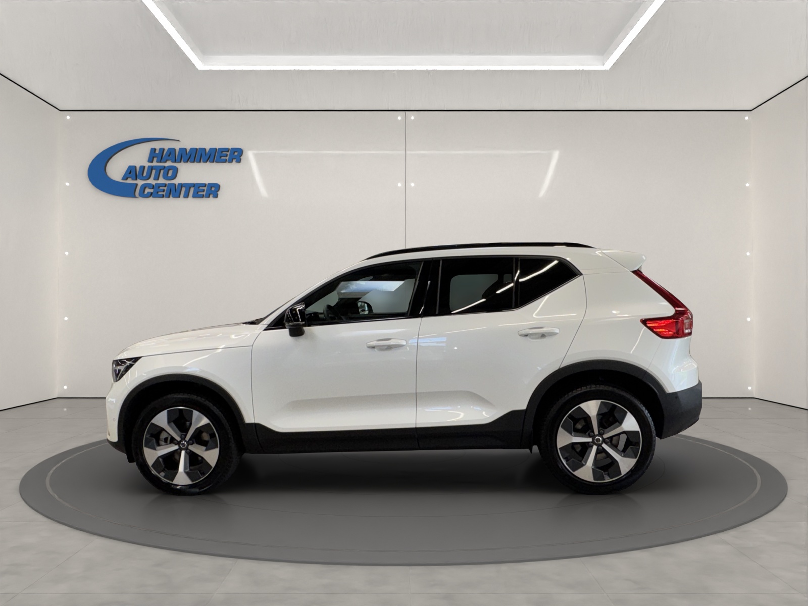 VOLVO XC40 2.0 B4 MH Plus Dark-image-1