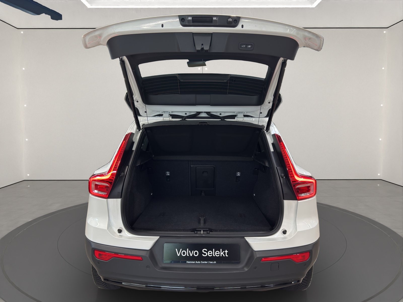 VOLVO XC40 2.0 B4 MH Plus Dark-image-5
