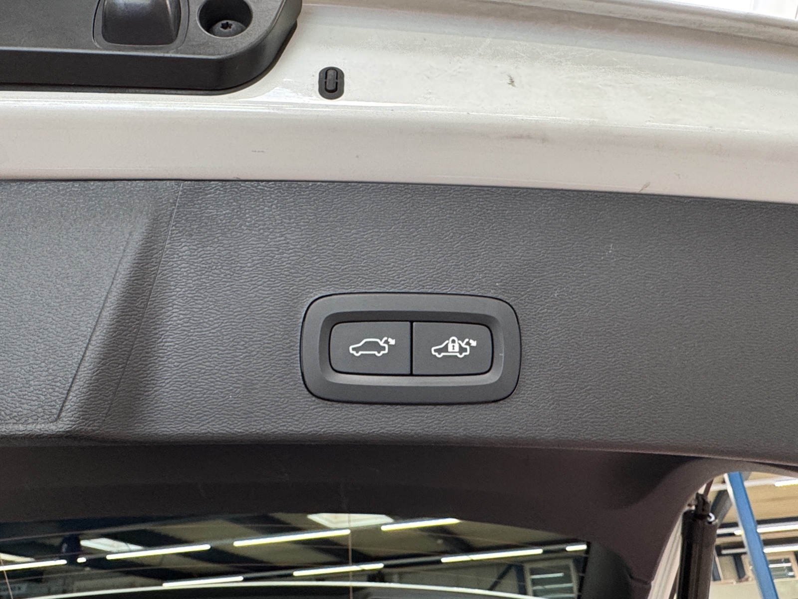 VOLVO XC40 2.0 B4 MH Plus Dark-image-14