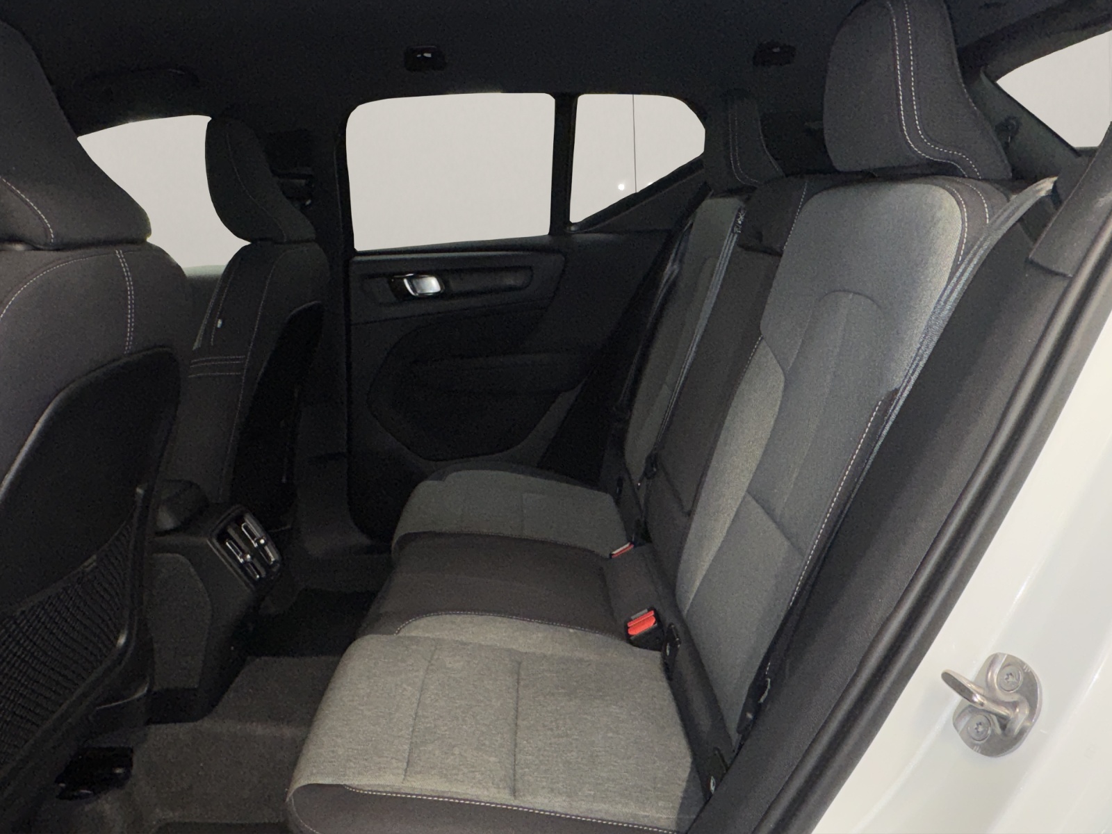 VOLVO XC40 2.0 B4 MH Plus Dark-image-12
