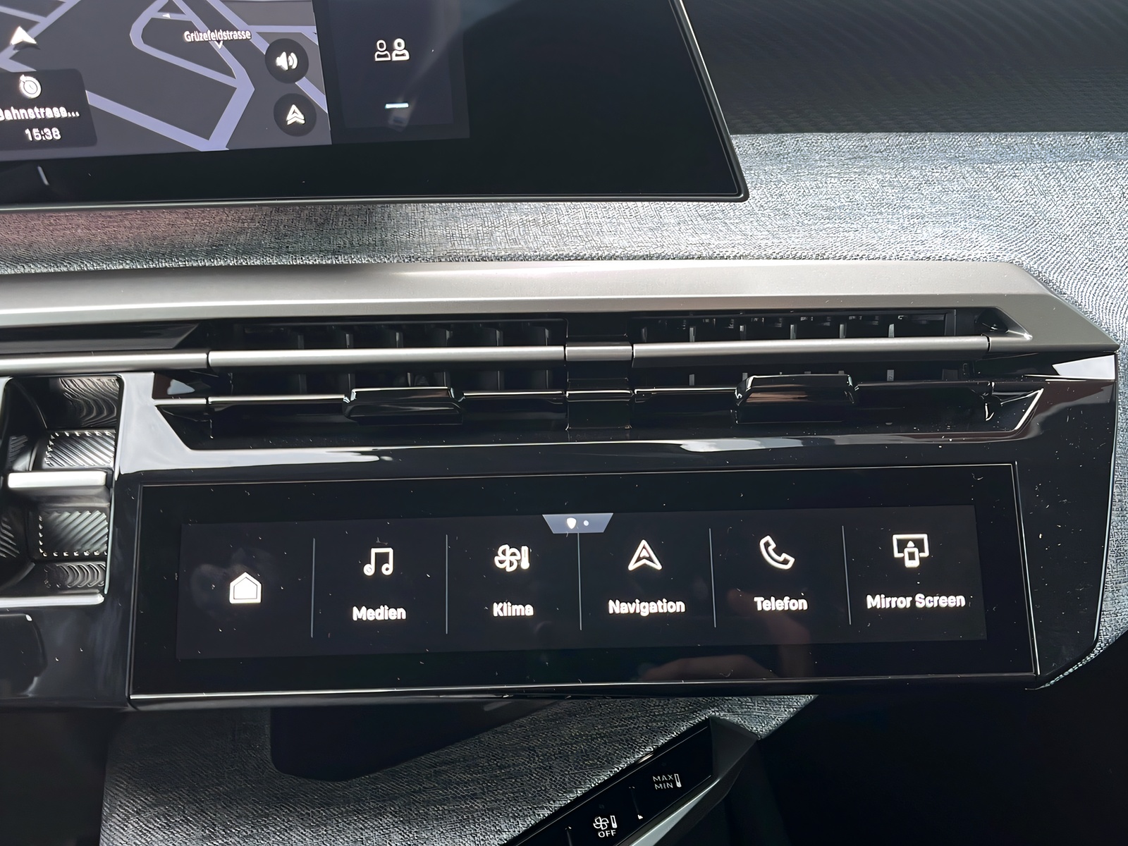 PEUGEOT 5008 1.2 Hybrid Allure Premium-image-14