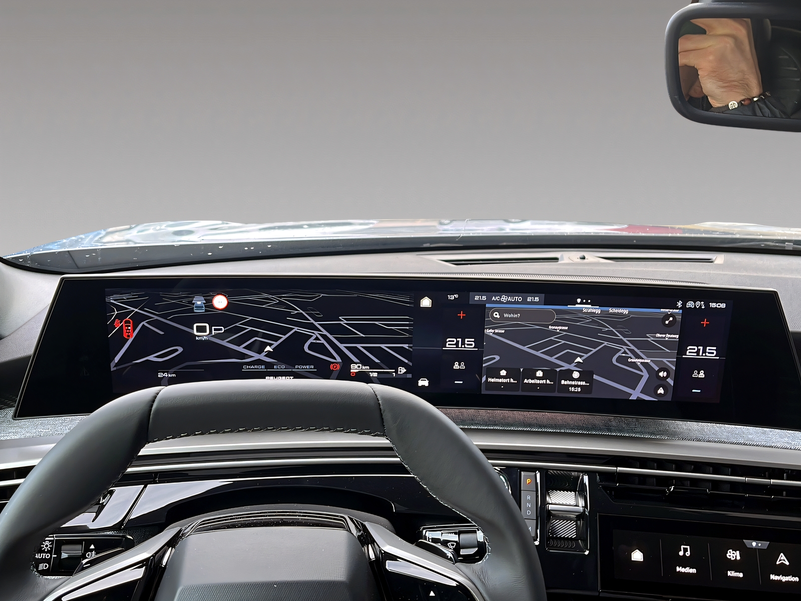 PEUGEOT 5008 1.2 Hybrid Allure Premium-image-9